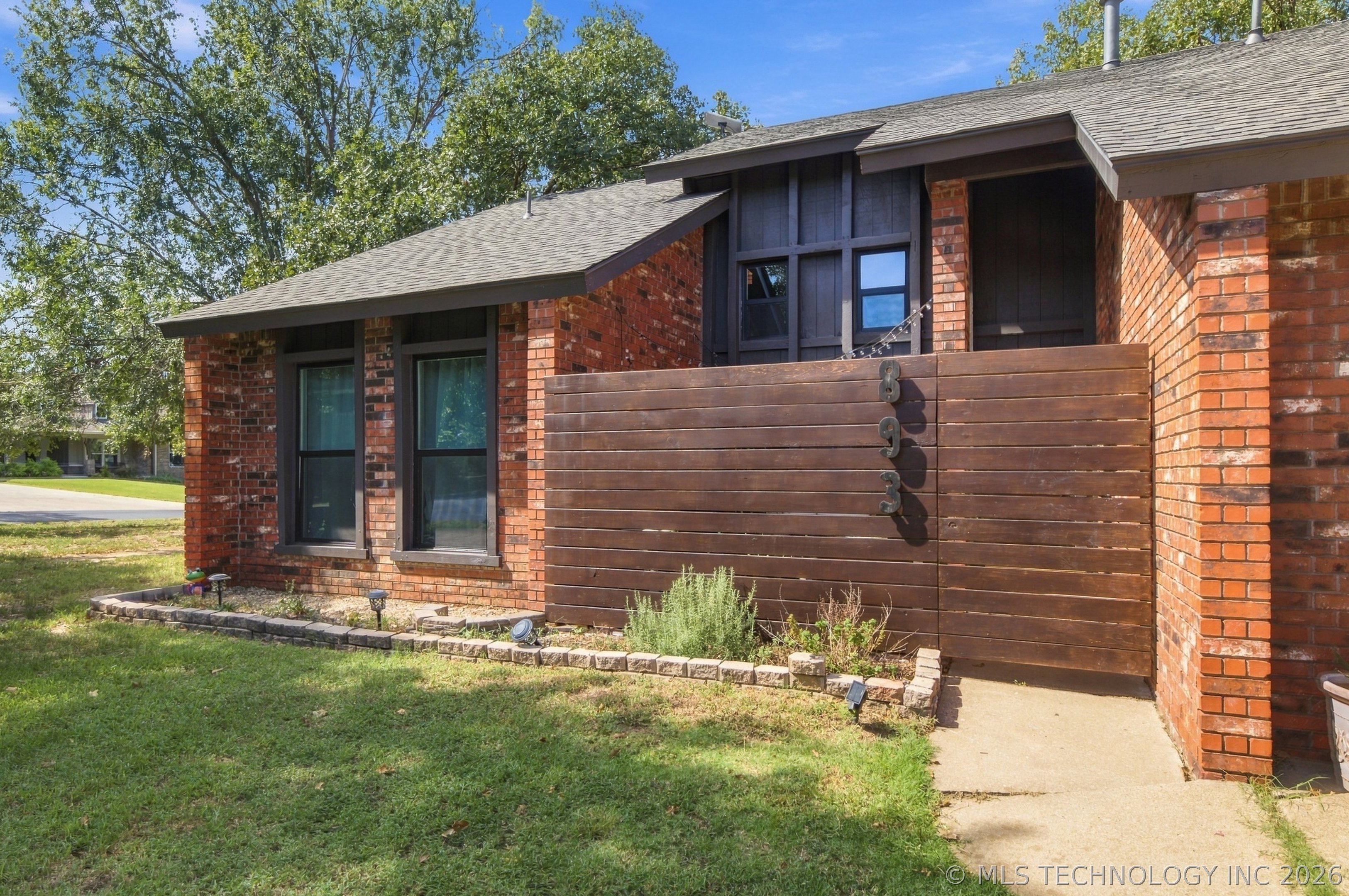 893 Bayshore Drive Property Photo 2