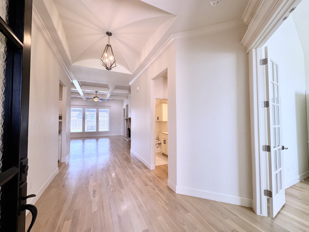 6601 S Indianwood Avenue Property Photo 4