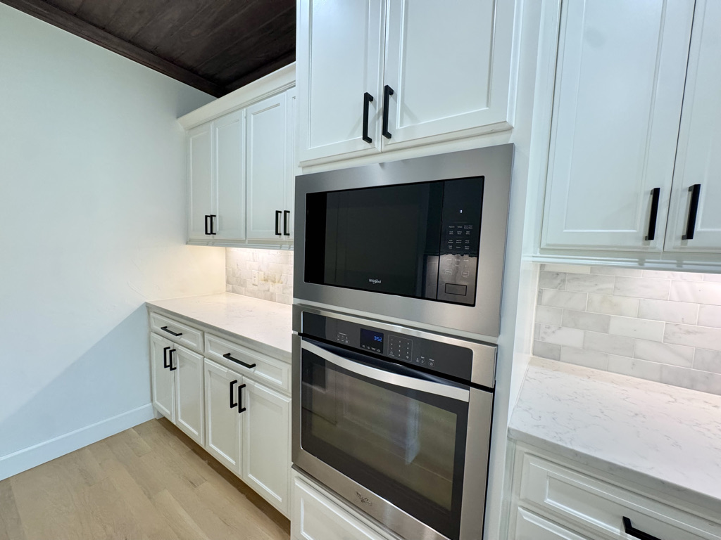 6601 S Indianwood Avenue Property Photo 9