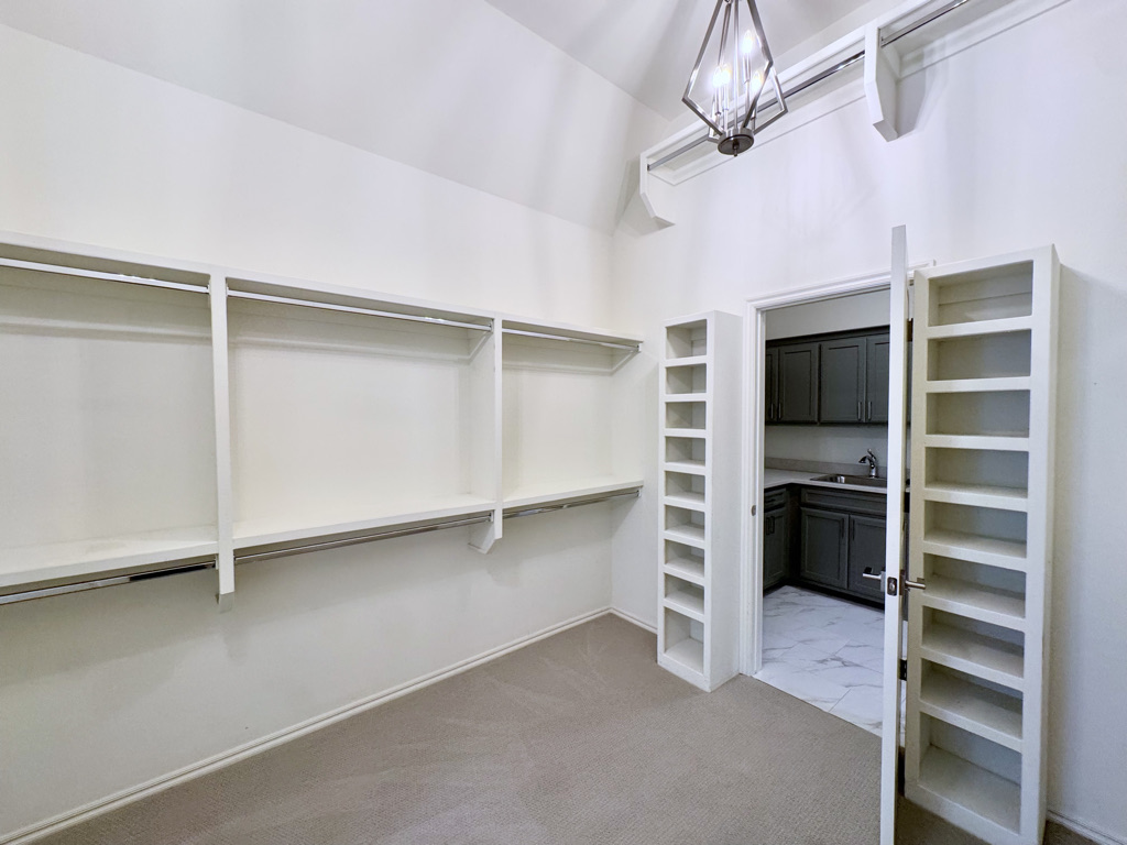 6601 S Indianwood Avenue Property Photo 17