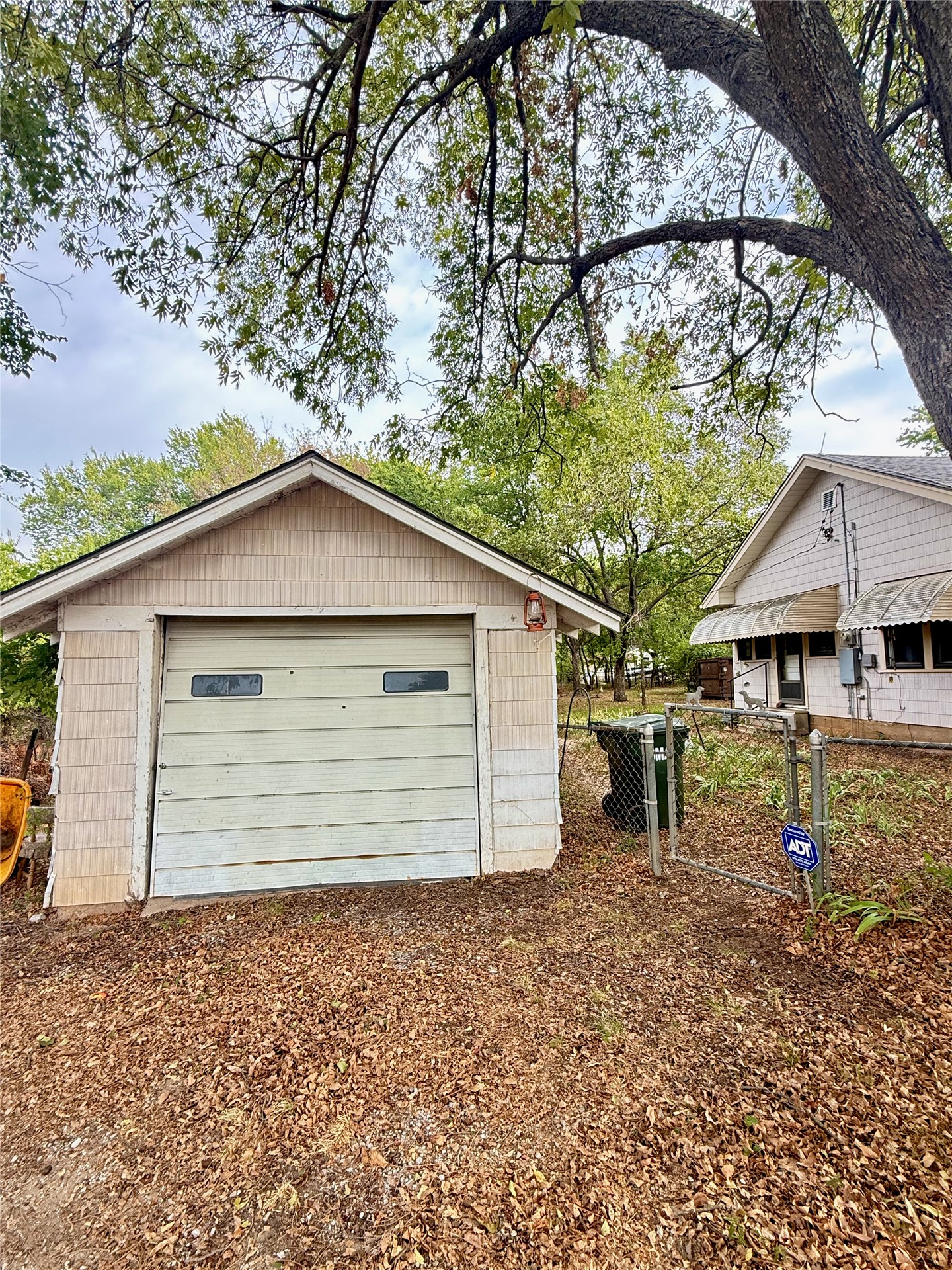 822 E Oklahoma Property Photo 4