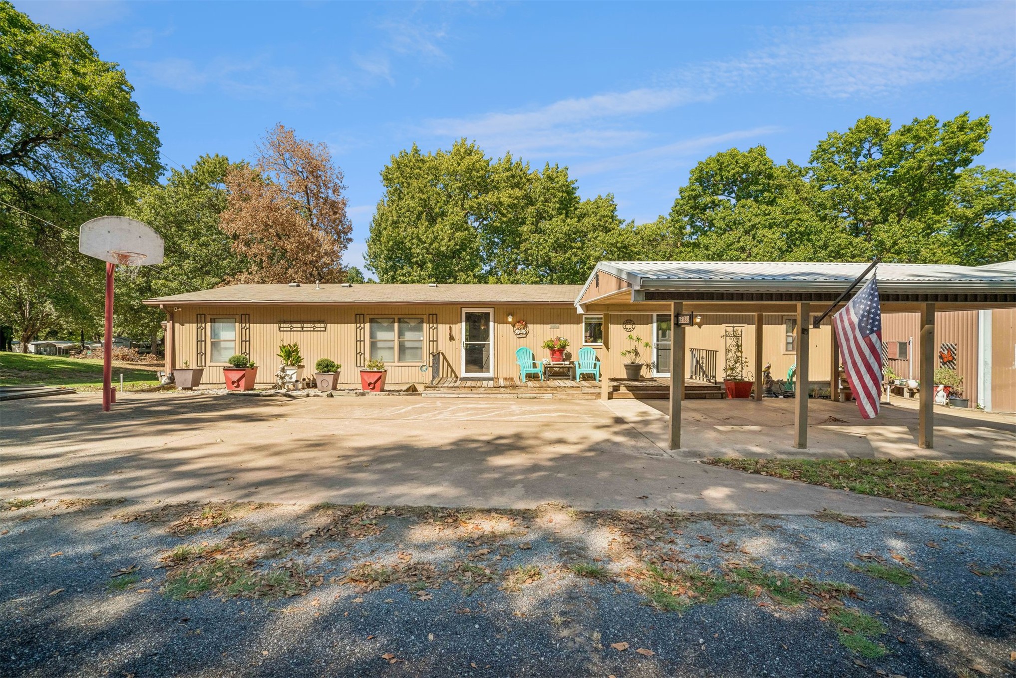 453888 E 307 Property Photo 1