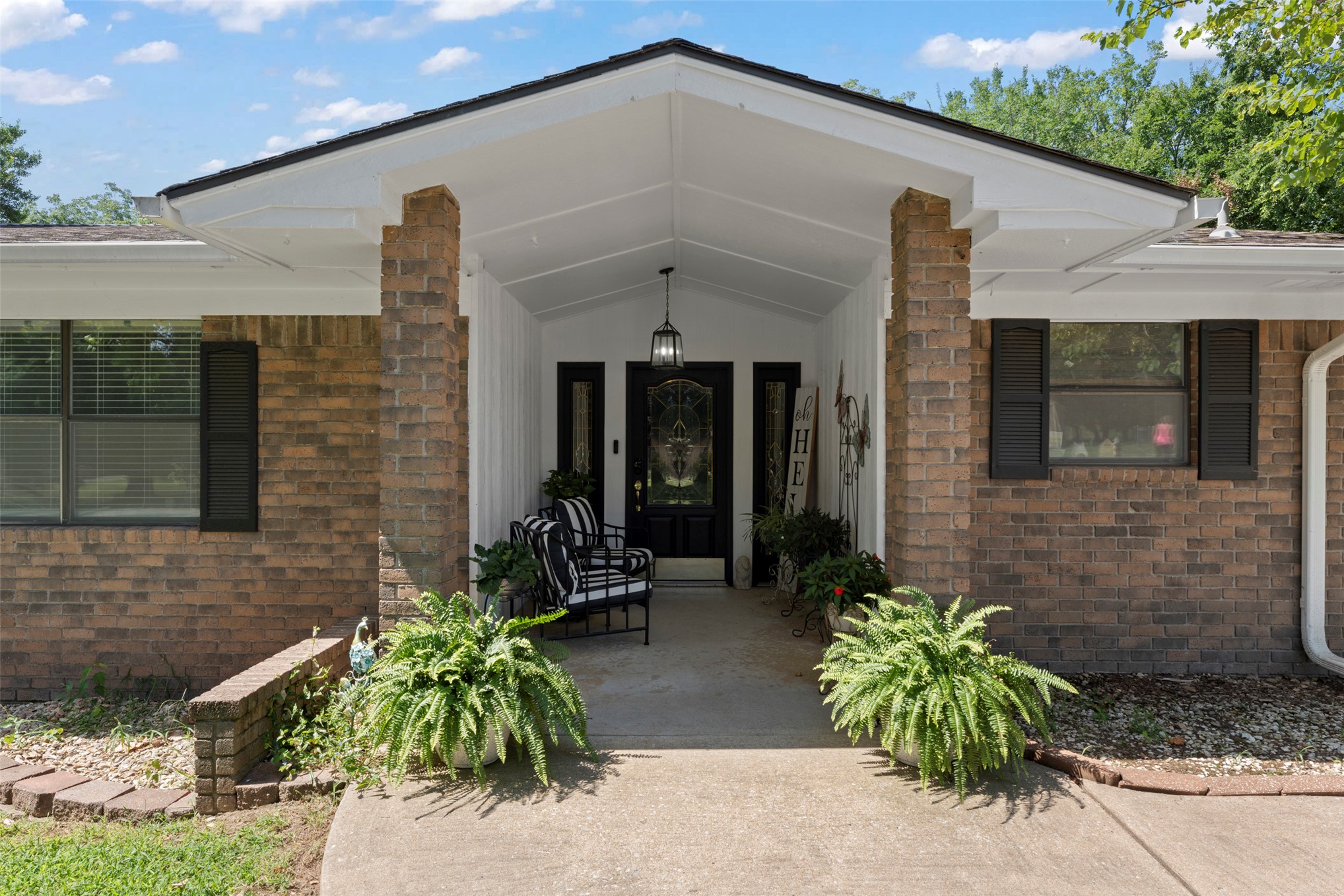 1014 S Sycamore Drive Property Photo 2