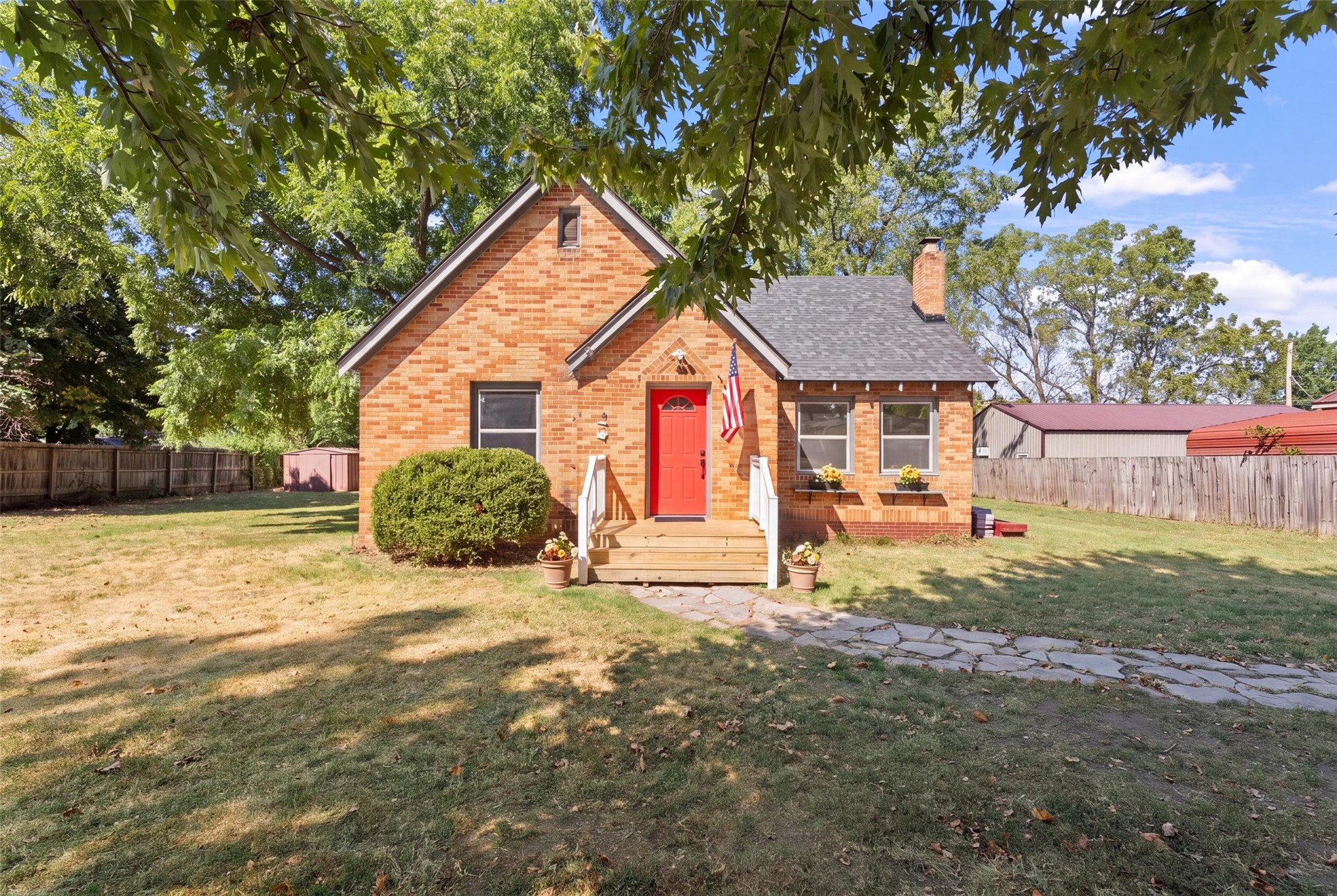 704 S Grand Property Photo 1