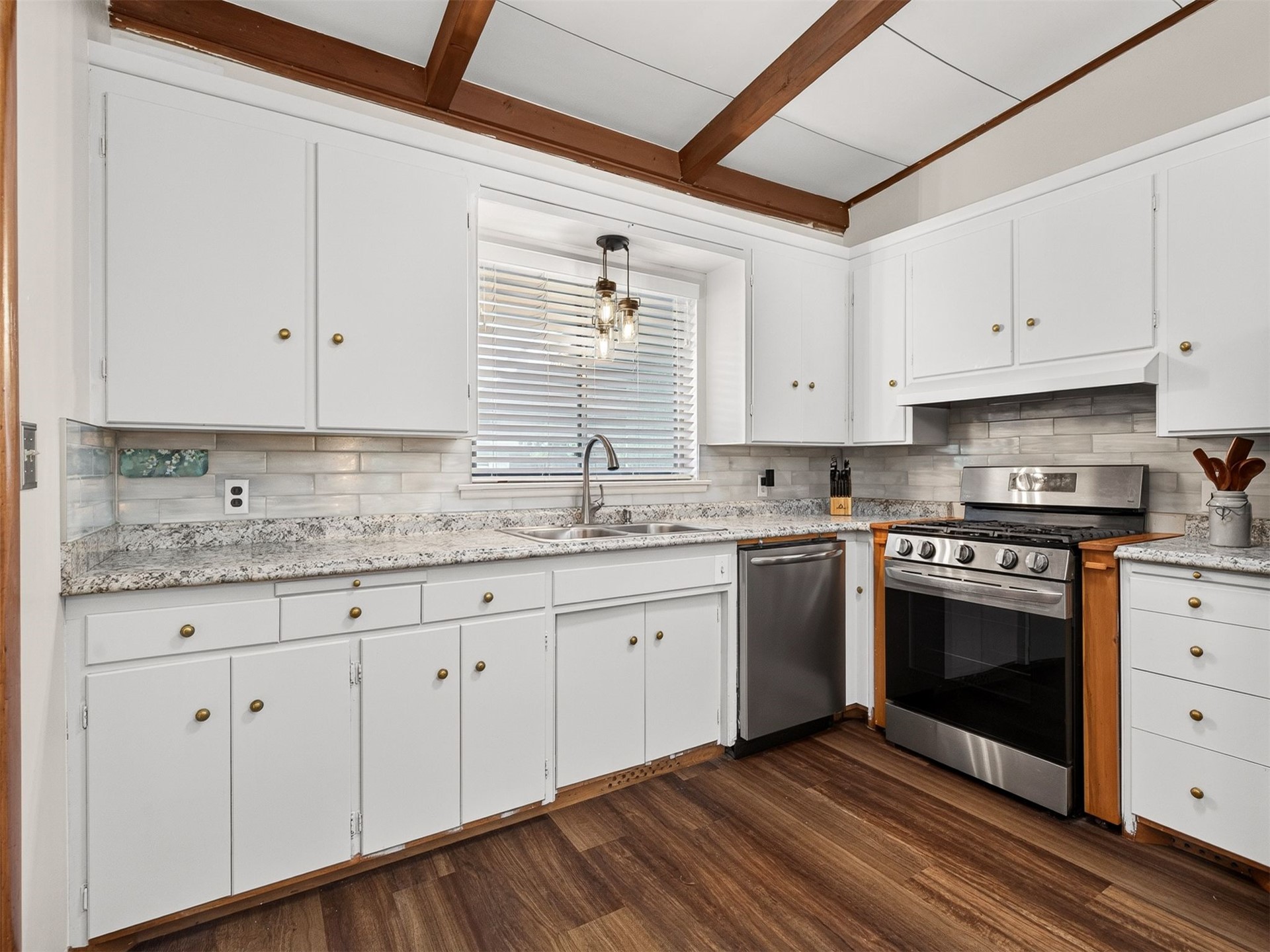 825 N Vancouver Avenue Property Photo 18