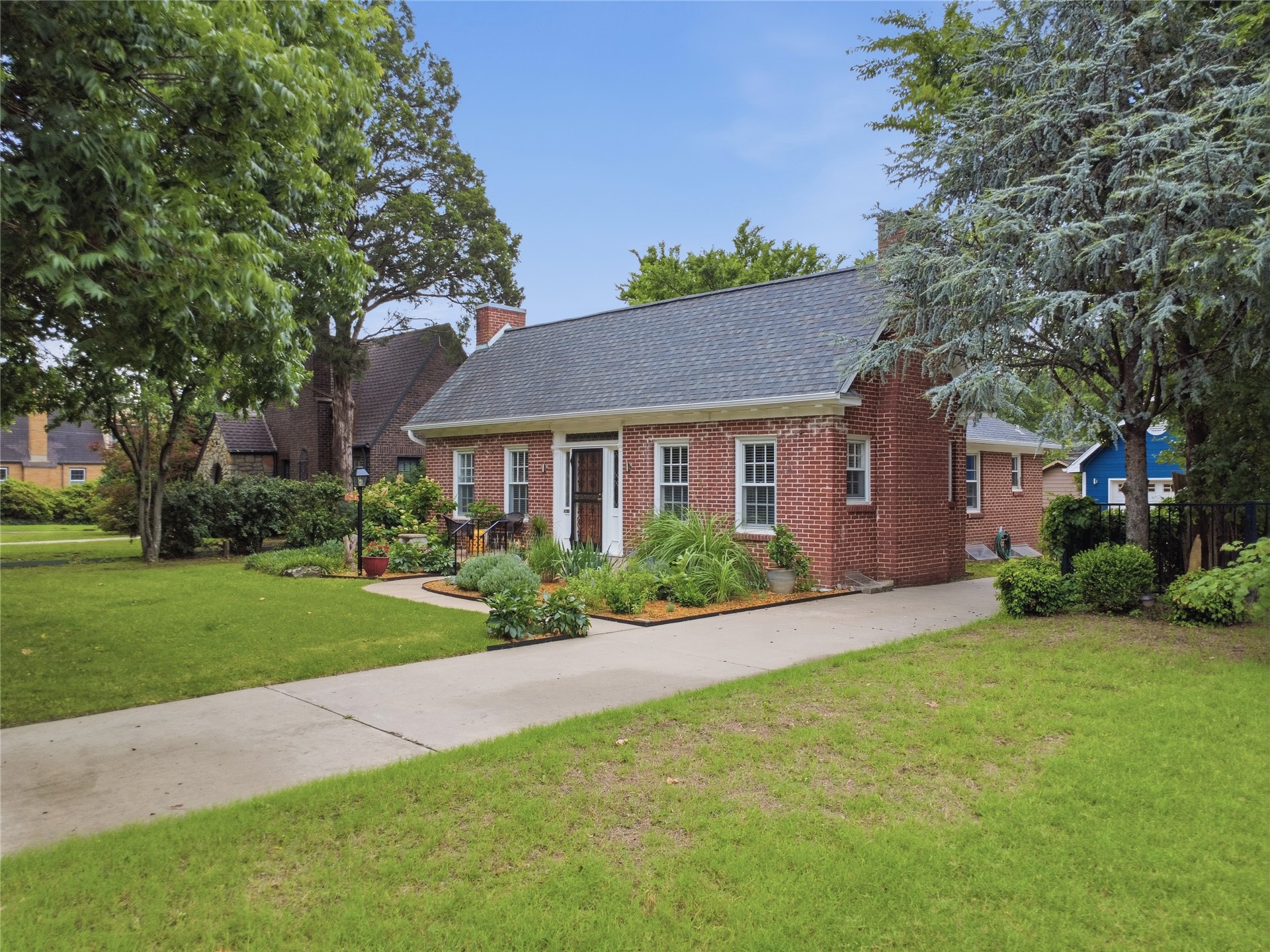 1740 S College Avenue Property Photo 2