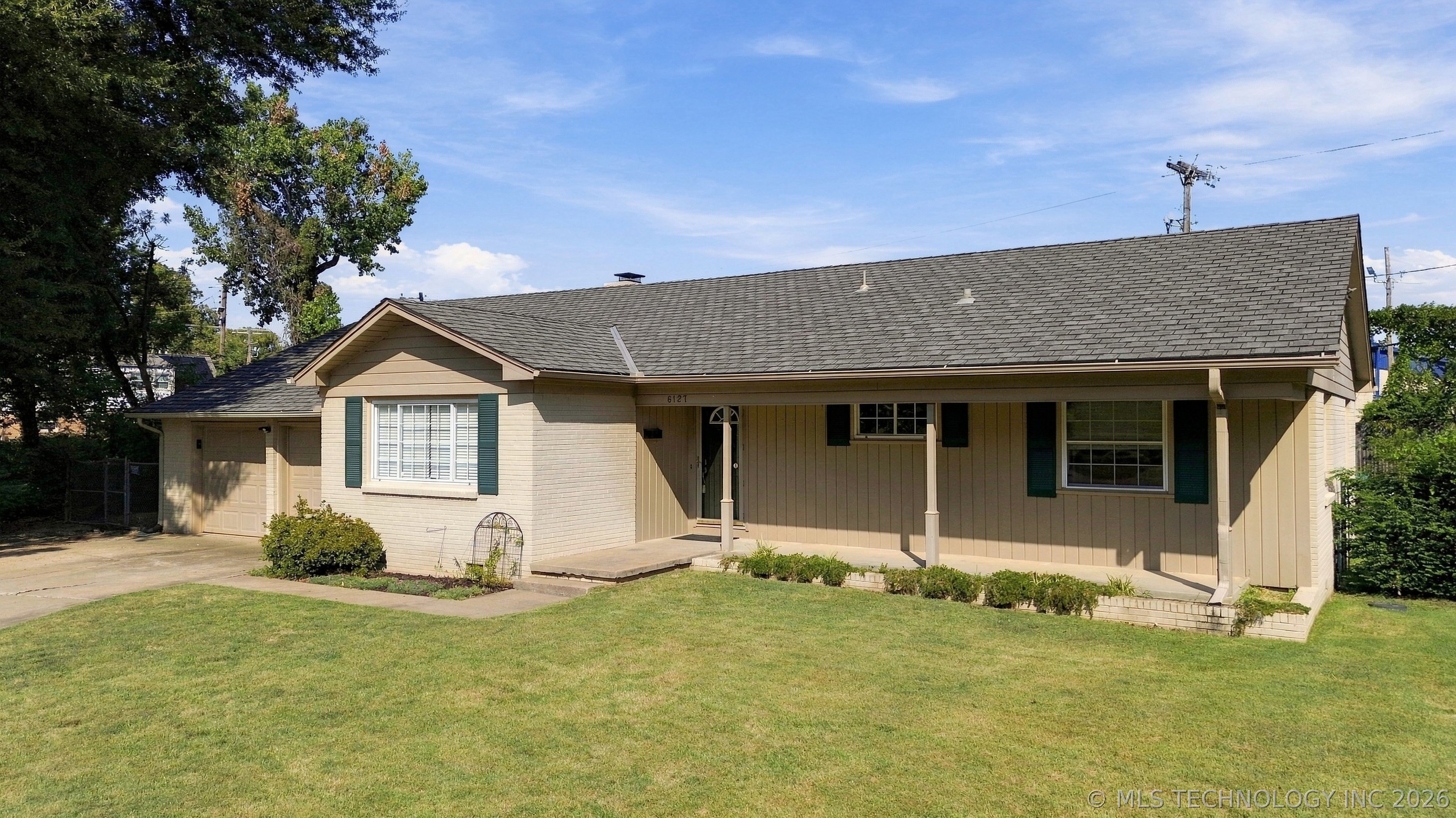 6127 S Victor Avenue Property Photo 2