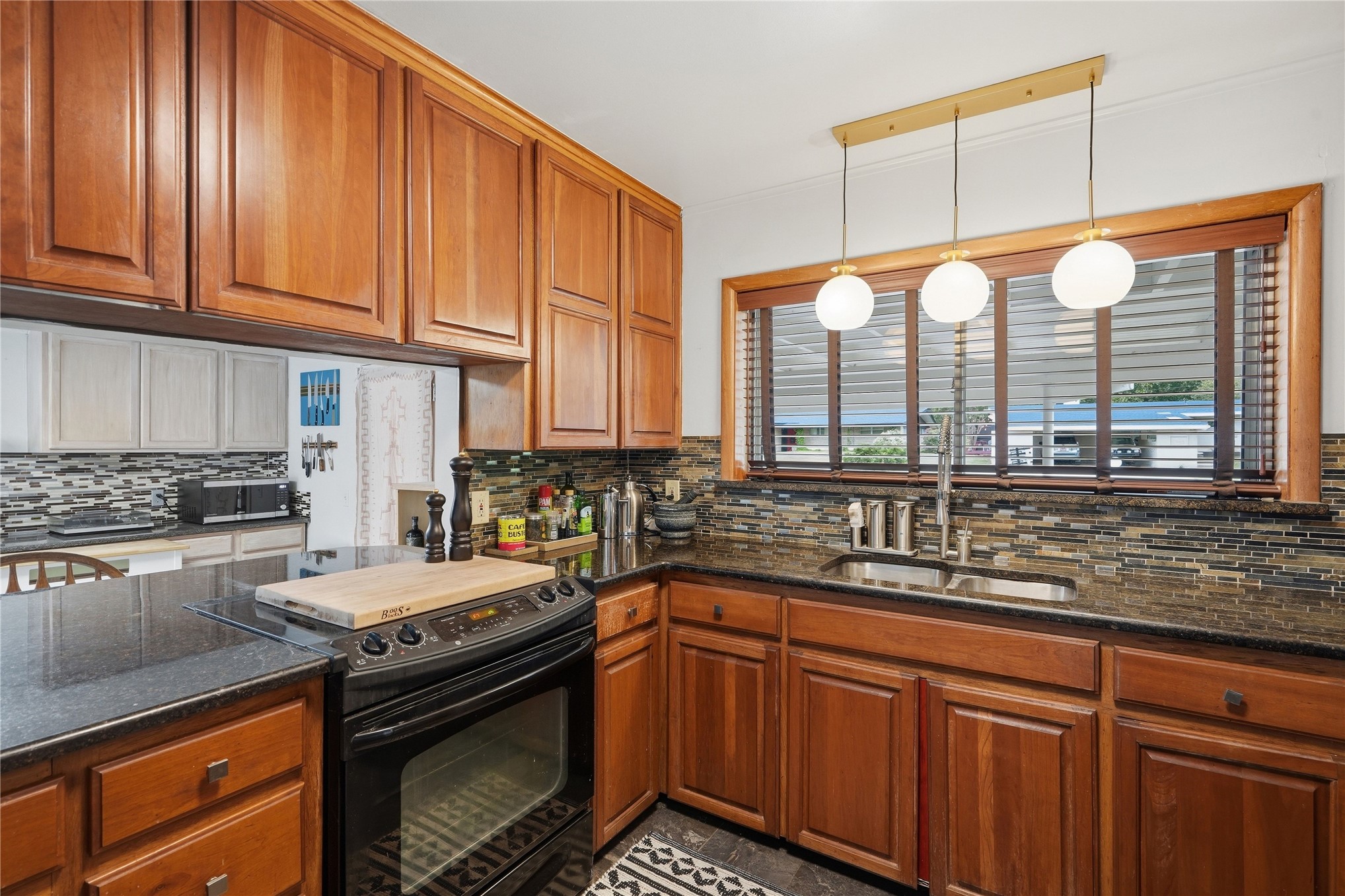 1734 S Erie Avenue Property Photo 11