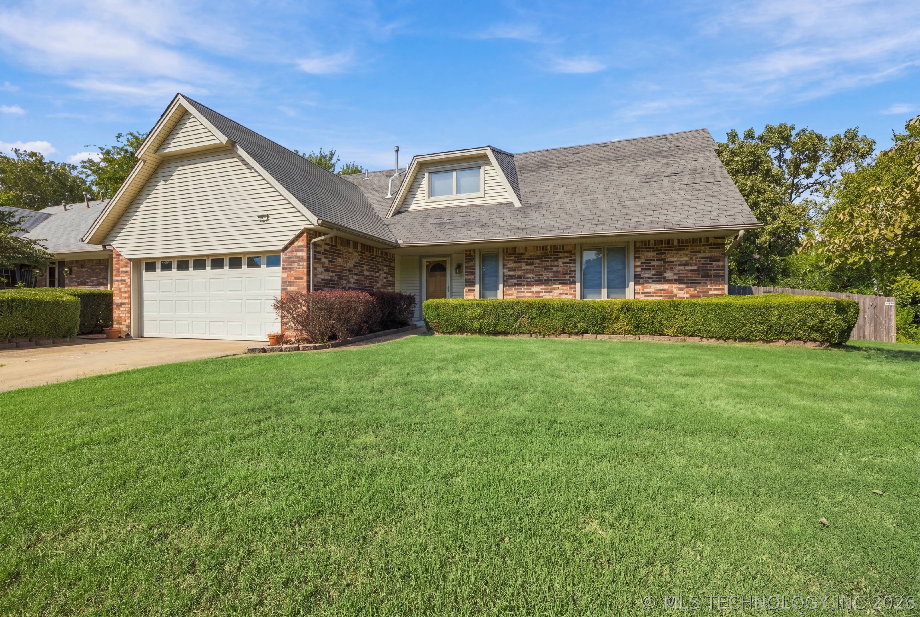 2412 W Fort Worth Street Property Photo 2