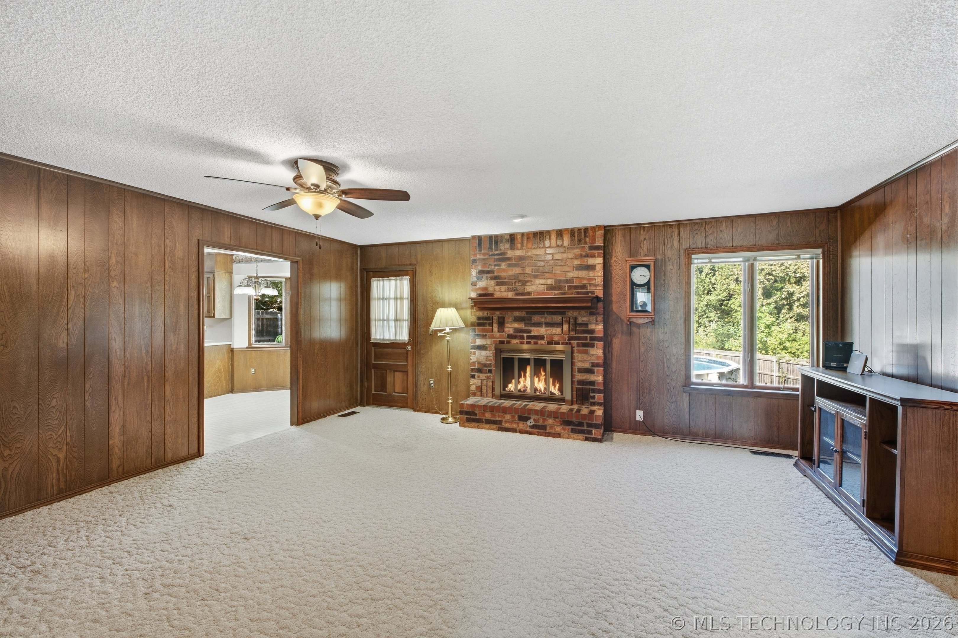 2412 W Fort Worth Street Property Photo 3