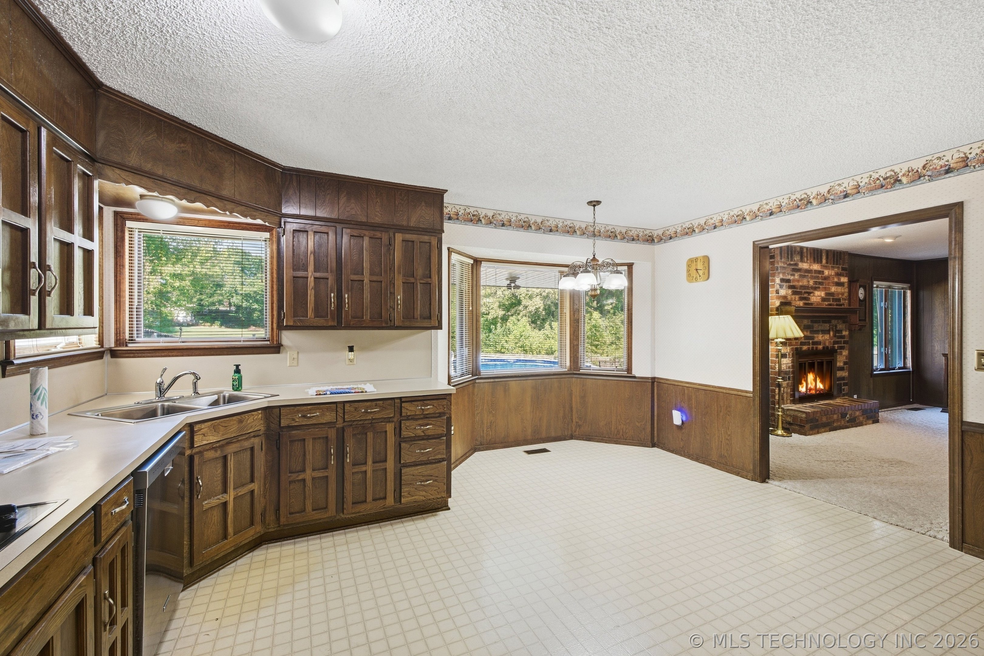 2412 W Fort Worth Street Property Photo 5