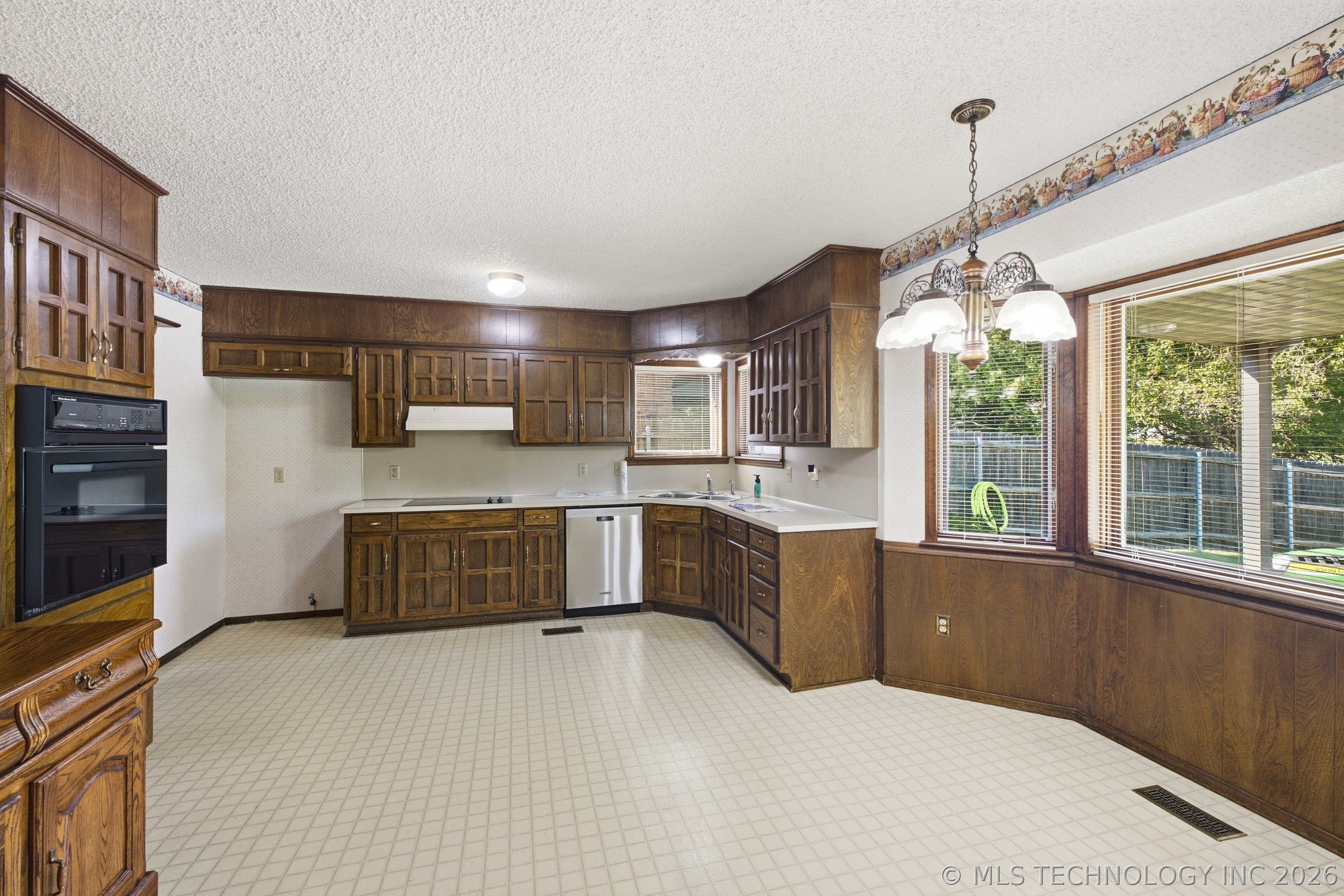 2412 W Fort Worth Street Property Photo 6