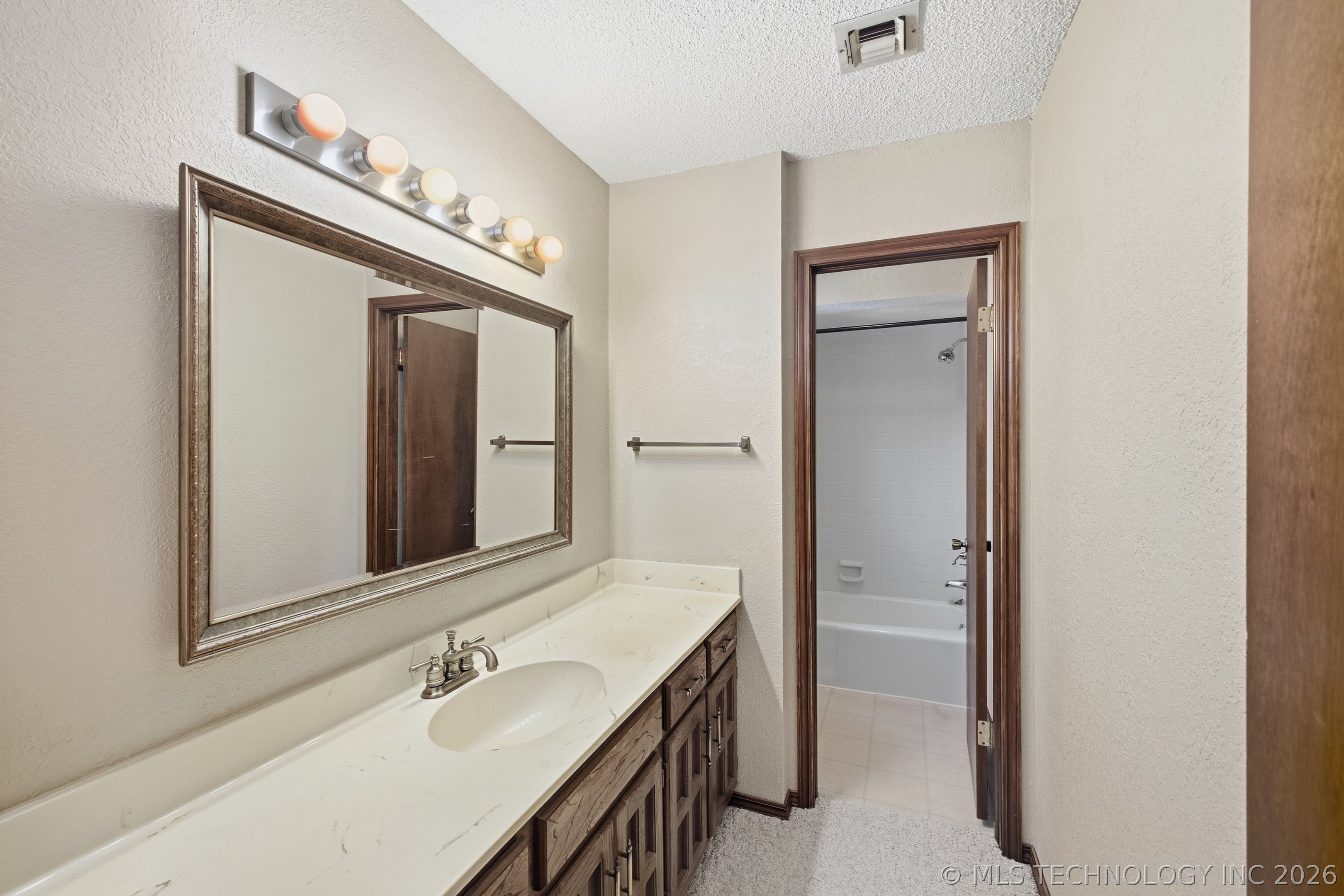 2412 W Fort Worth Street Property Photo 11