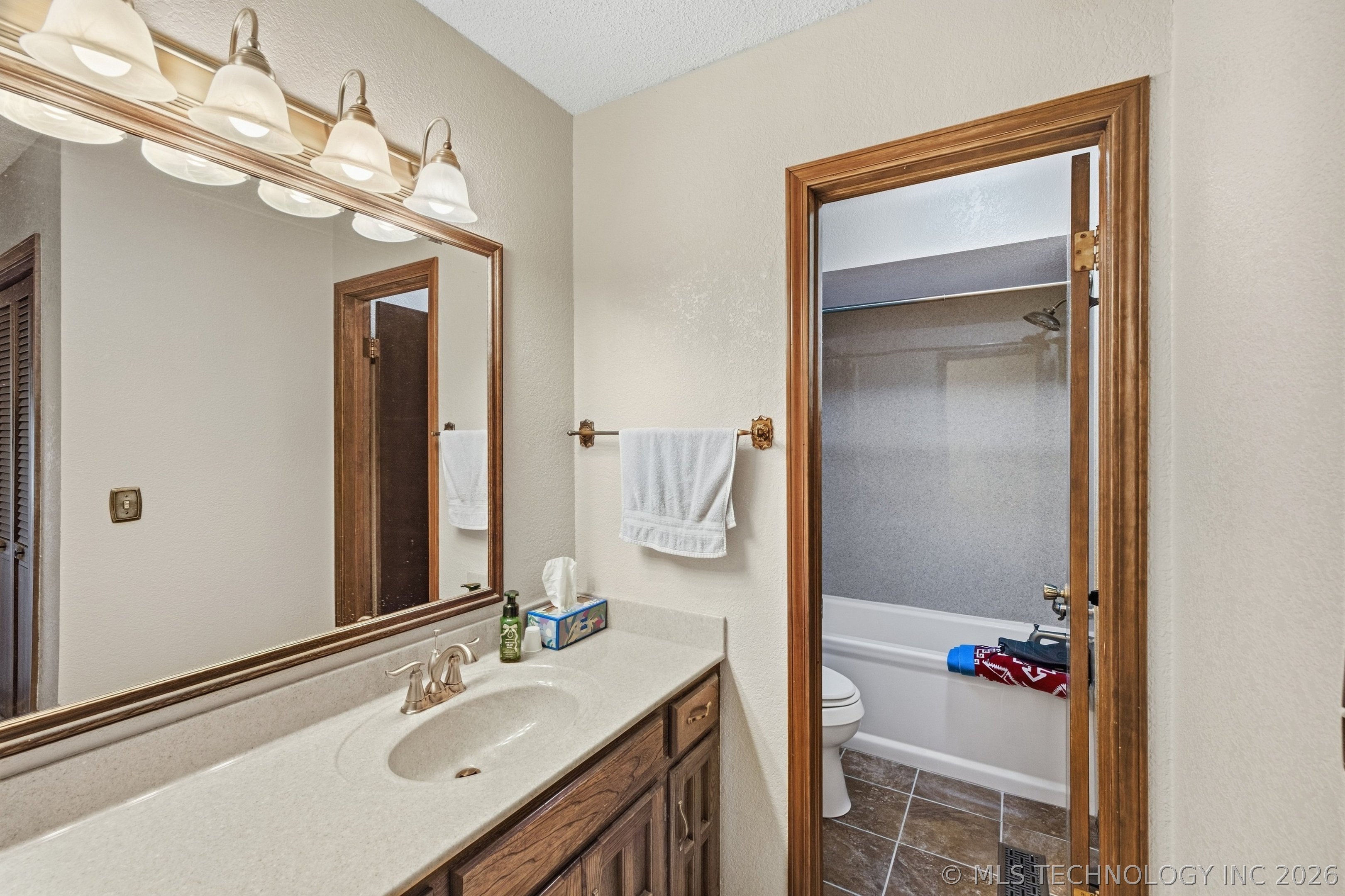 2412 W Fort Worth Street Property Photo 16