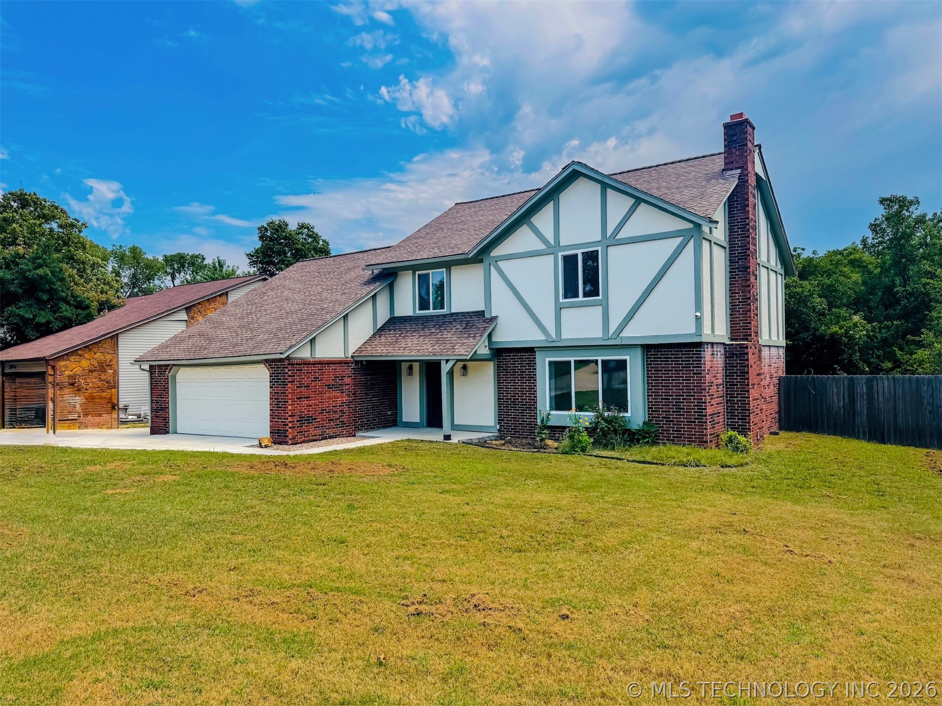 2502 W Driftwood Drive Property Photo 1