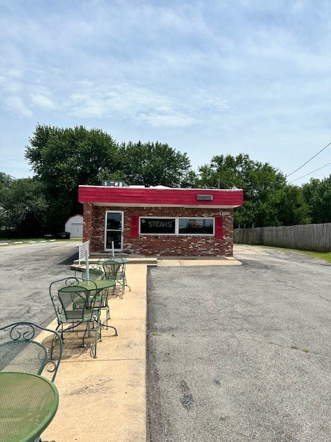 1100 N York Street Property Photo 1
