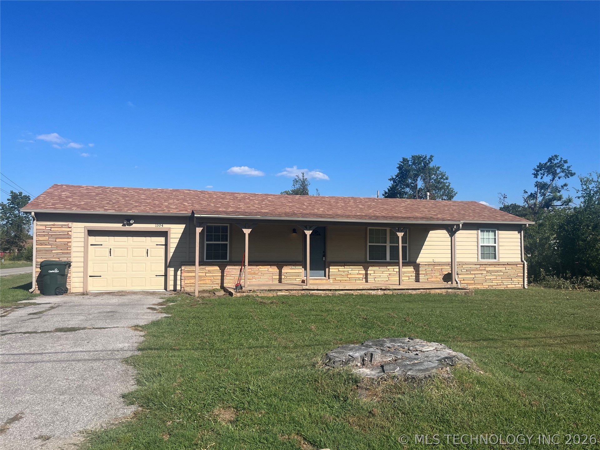 1104 S Reavis Road Property Photo 1