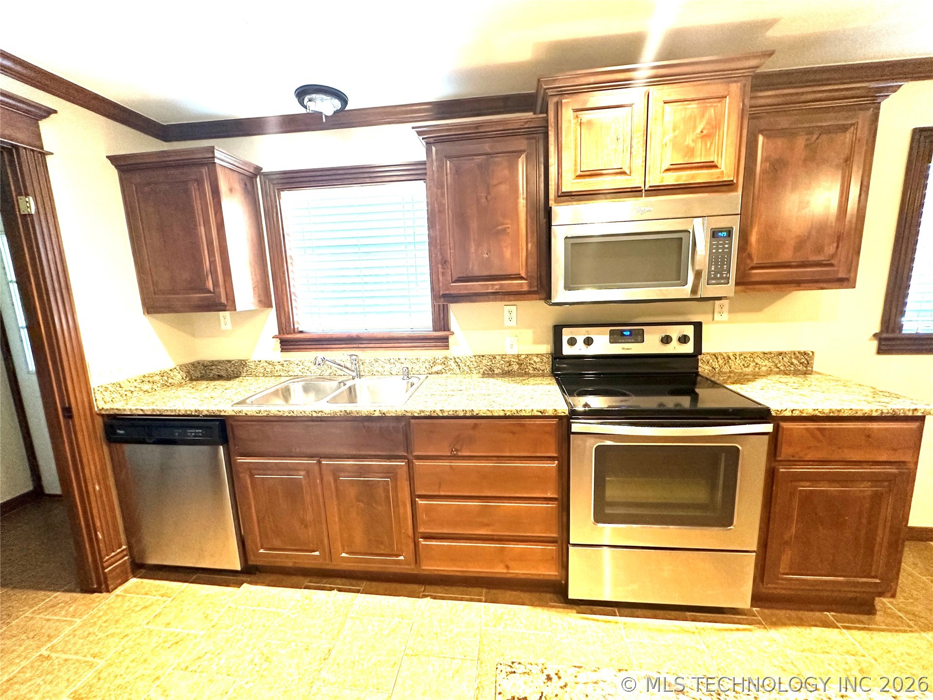 1104 S Reavis Road Property Photo 4