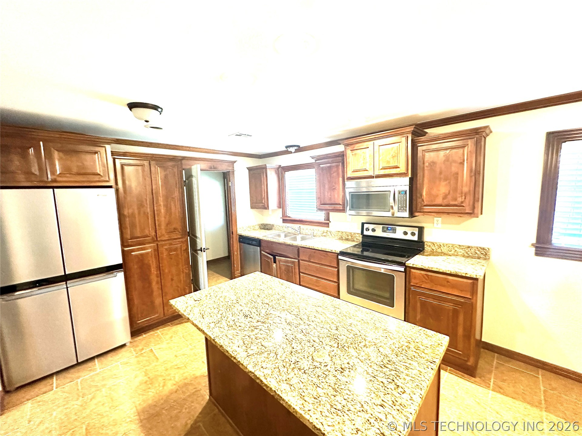 1104 S Reavis Road Property Photo 5