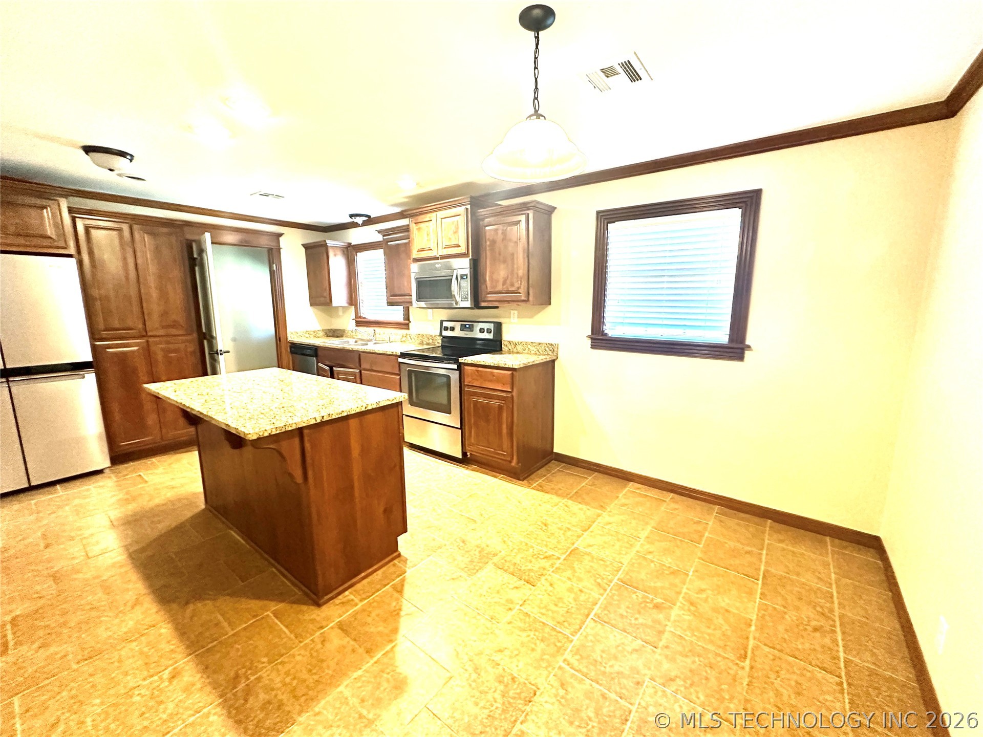 1104 S Reavis Road Property Photo 6