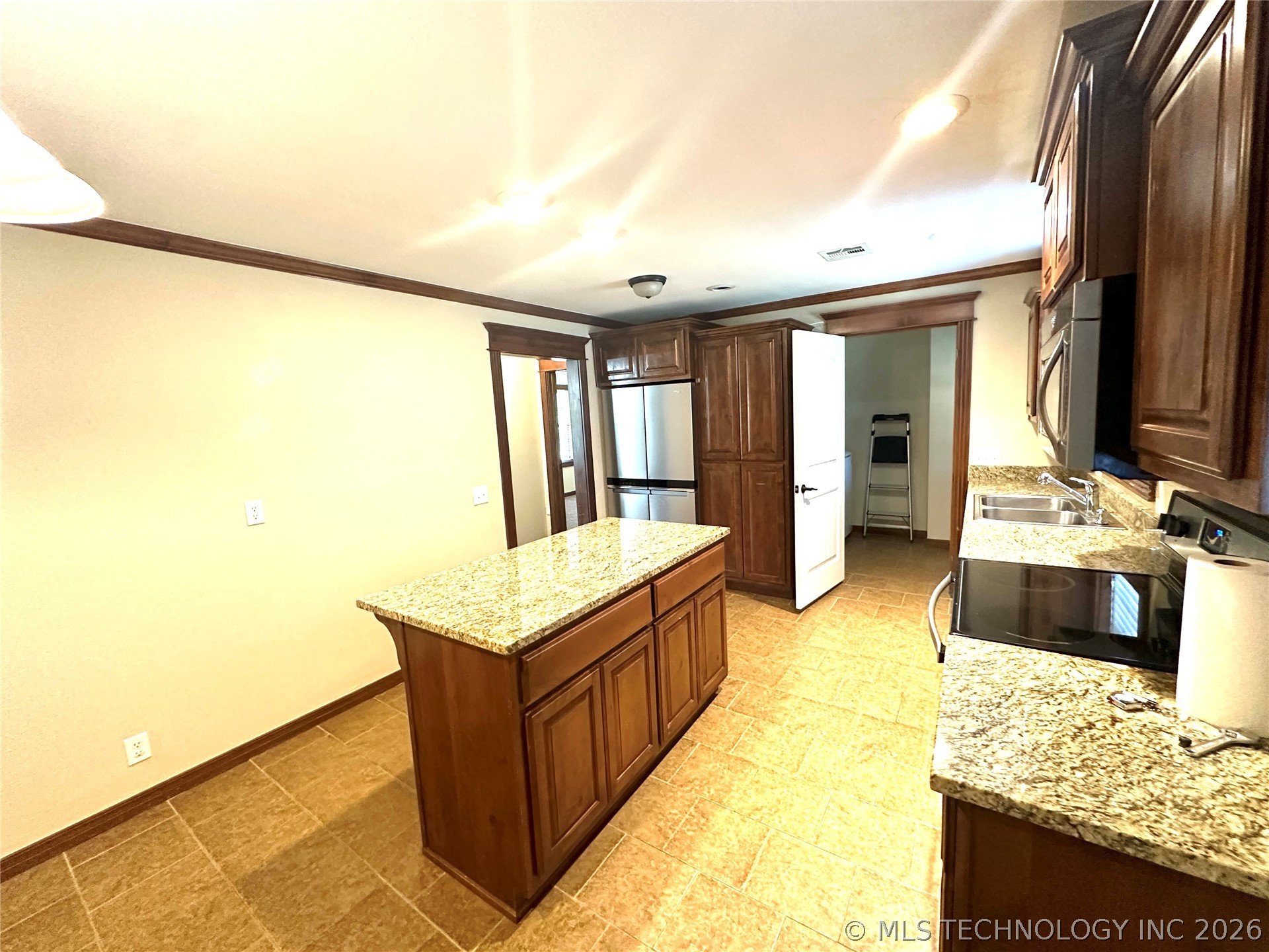 1104 S Reavis Road Property Photo 7