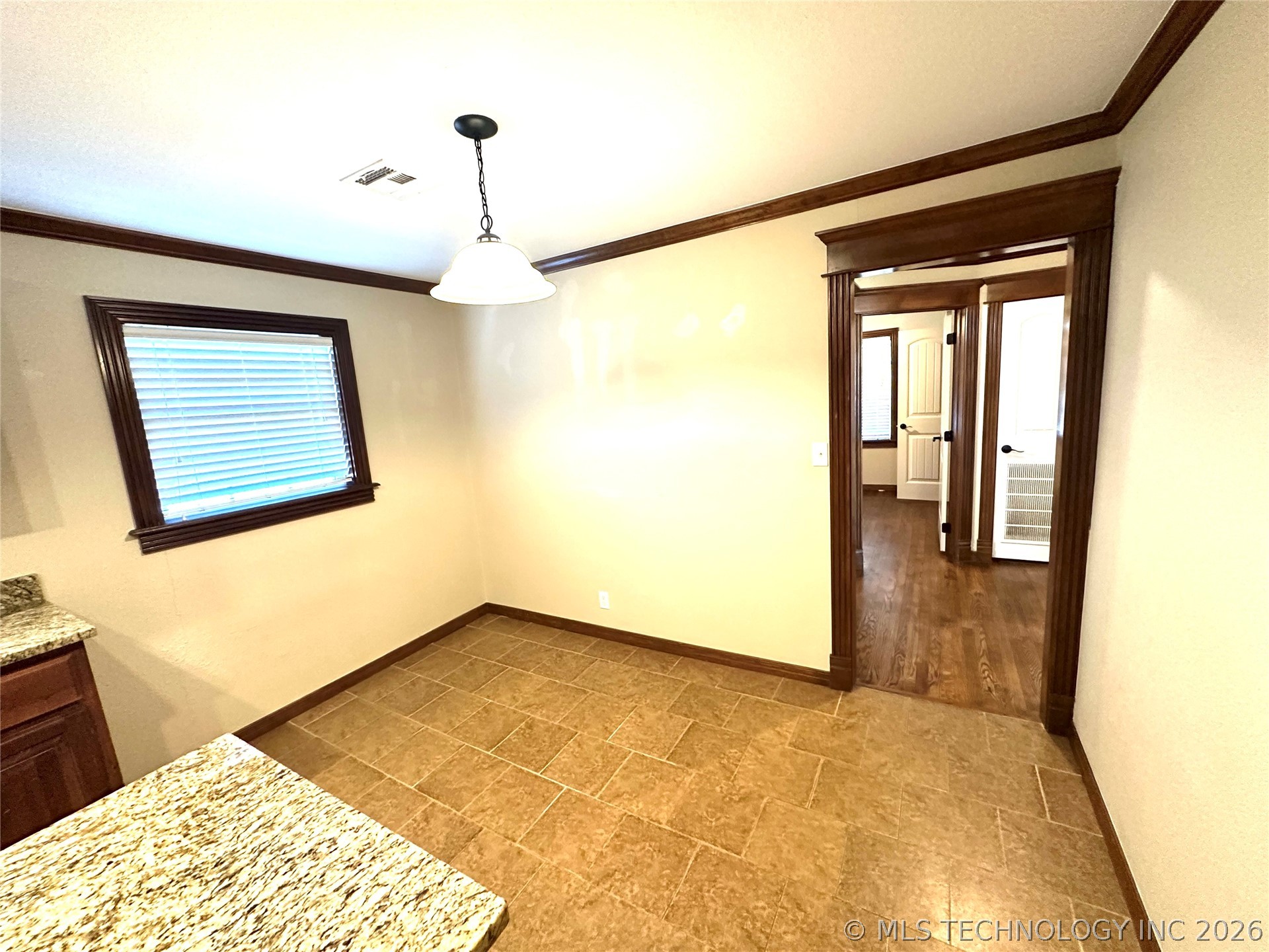 1104 S Reavis Road Property Photo 8