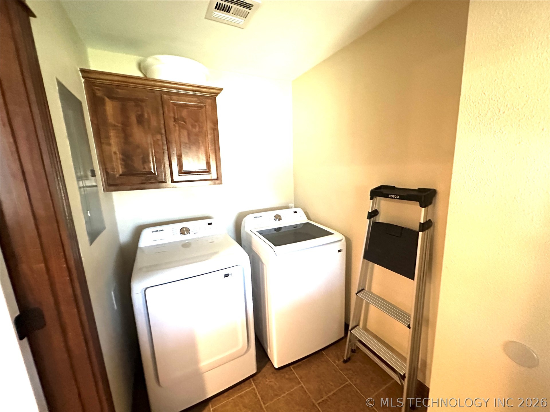 1104 S Reavis Road Property Photo 9