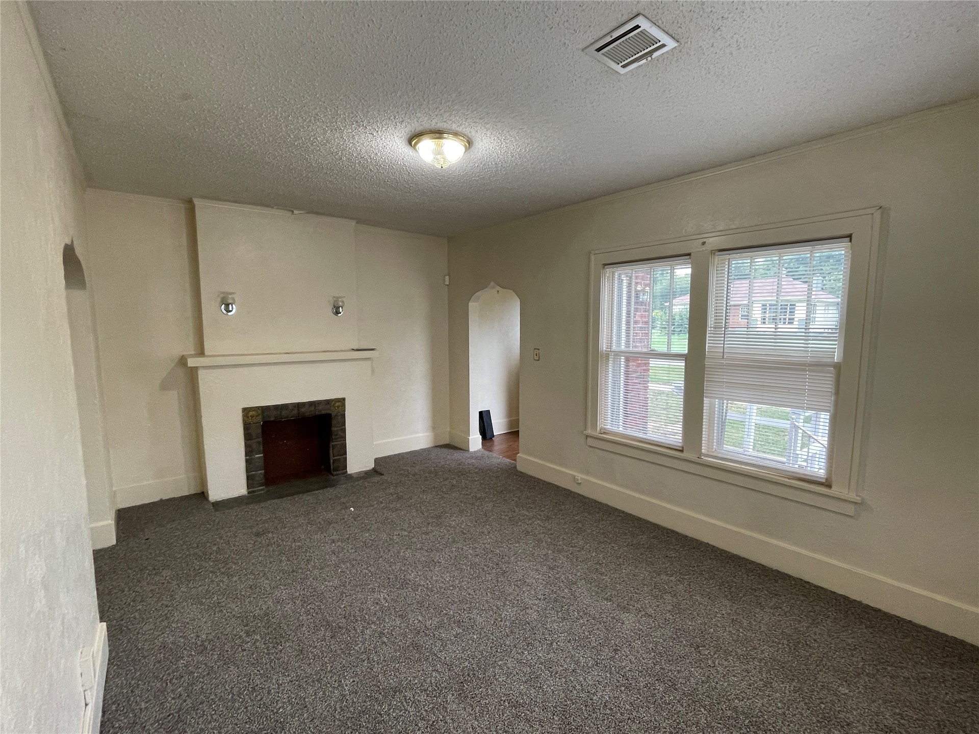 1829 N Denver Avenue Property Photo 2