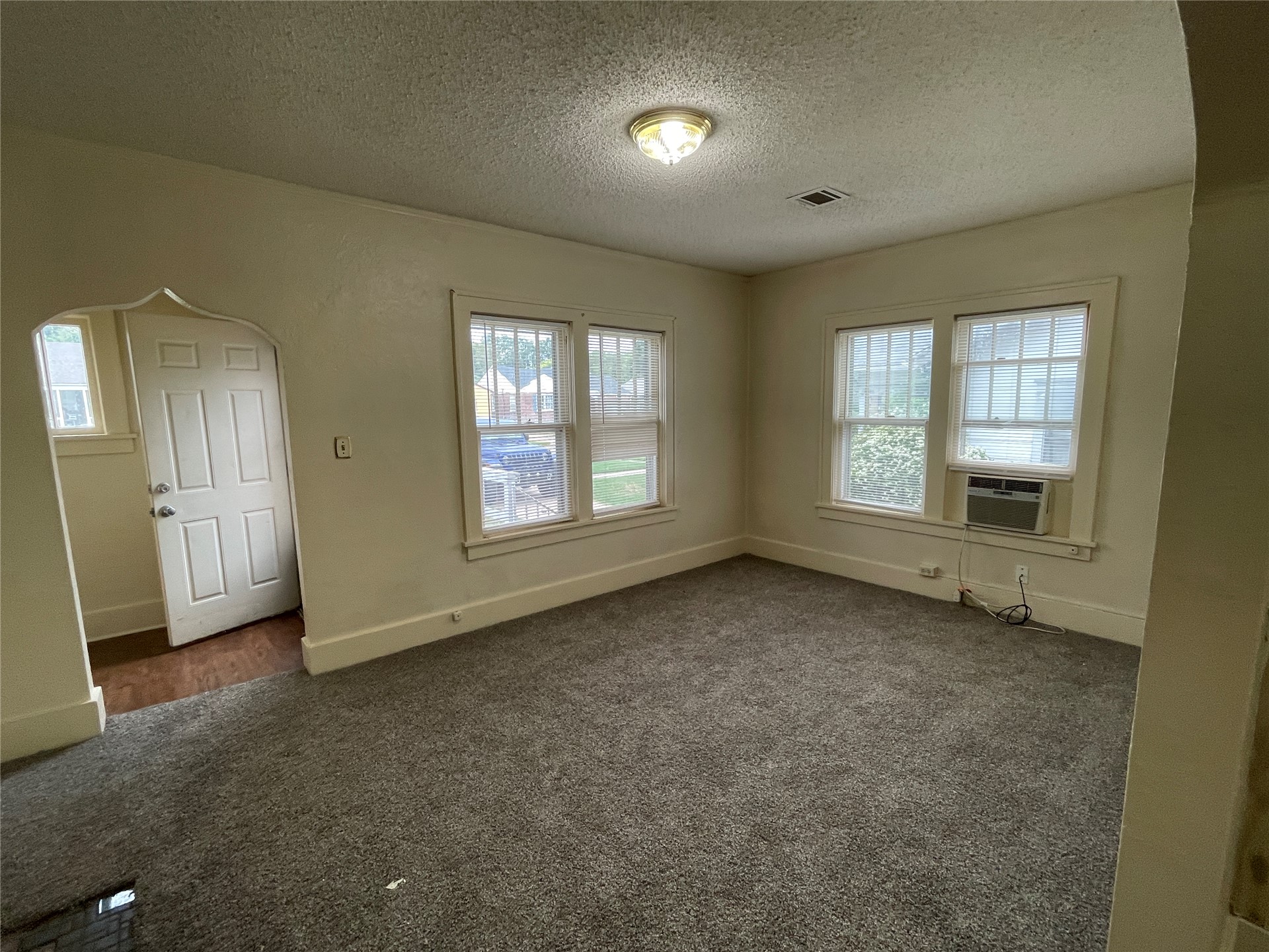 1829 N Denver Avenue Property Photo 3