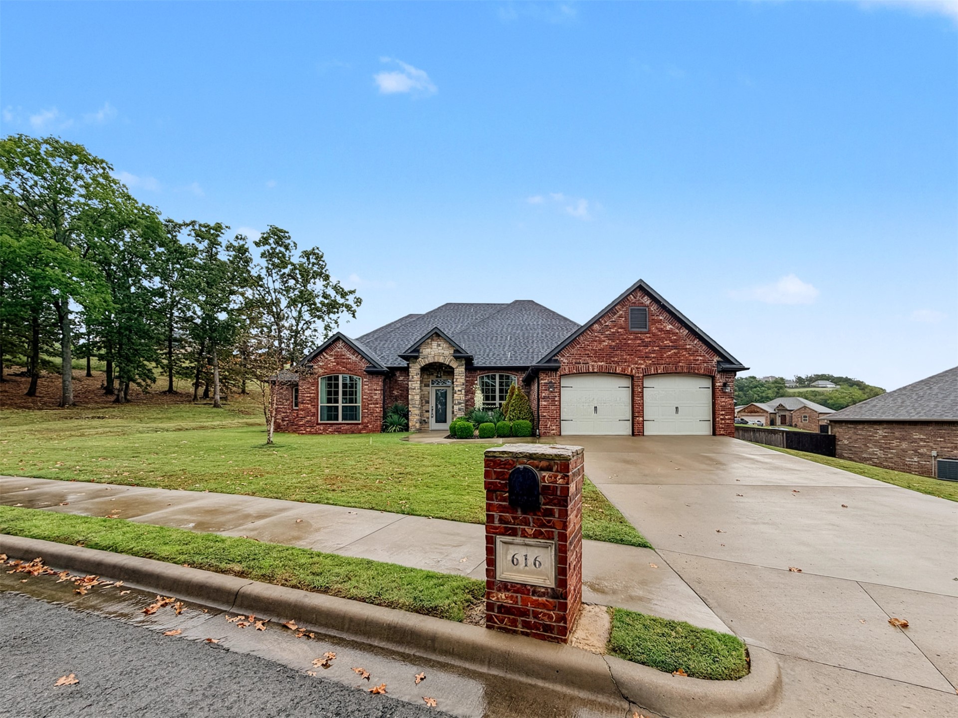 616 Woodlands Drive Property Photo 2