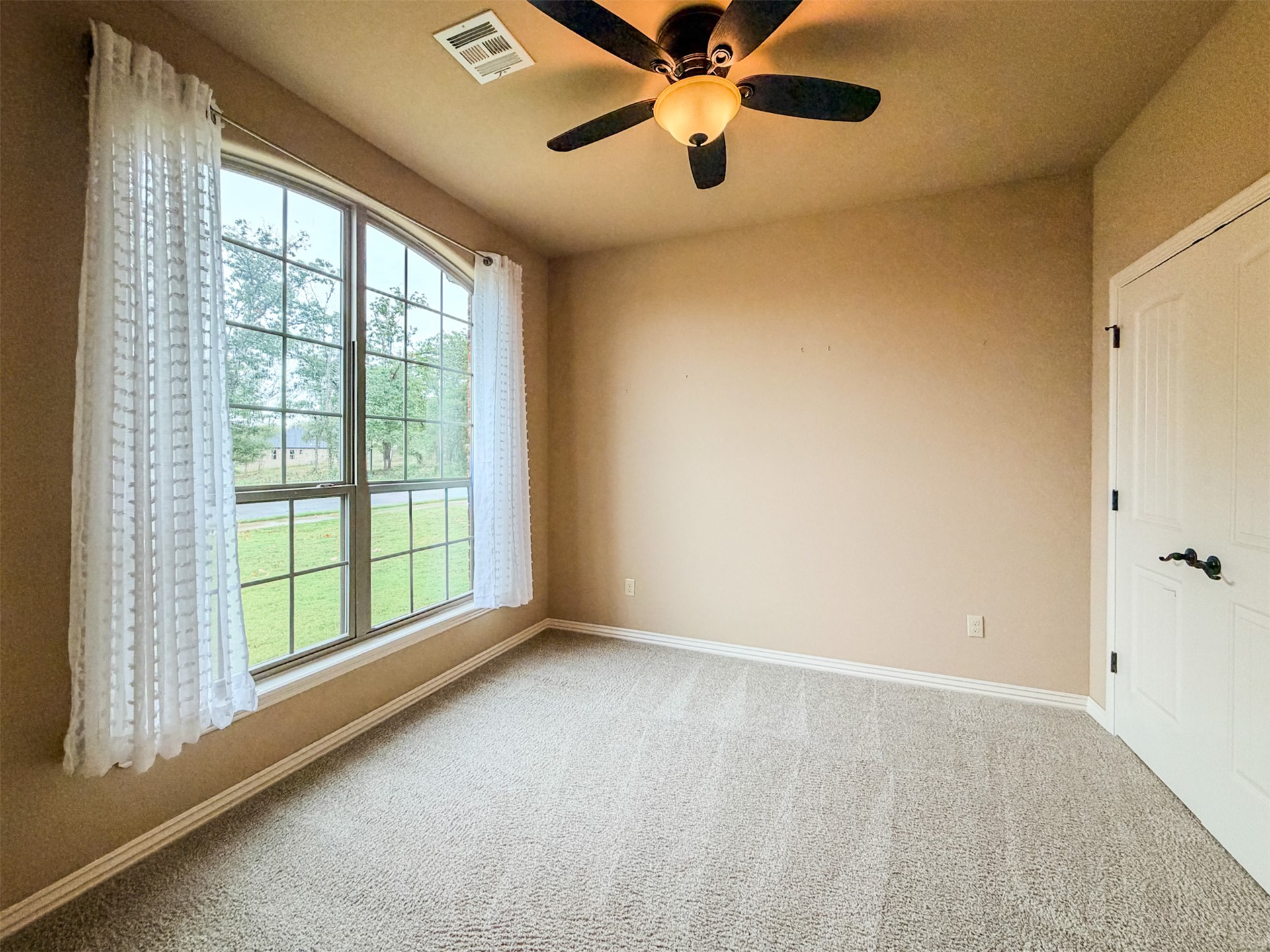 616 Woodlands Drive Property Photo 9