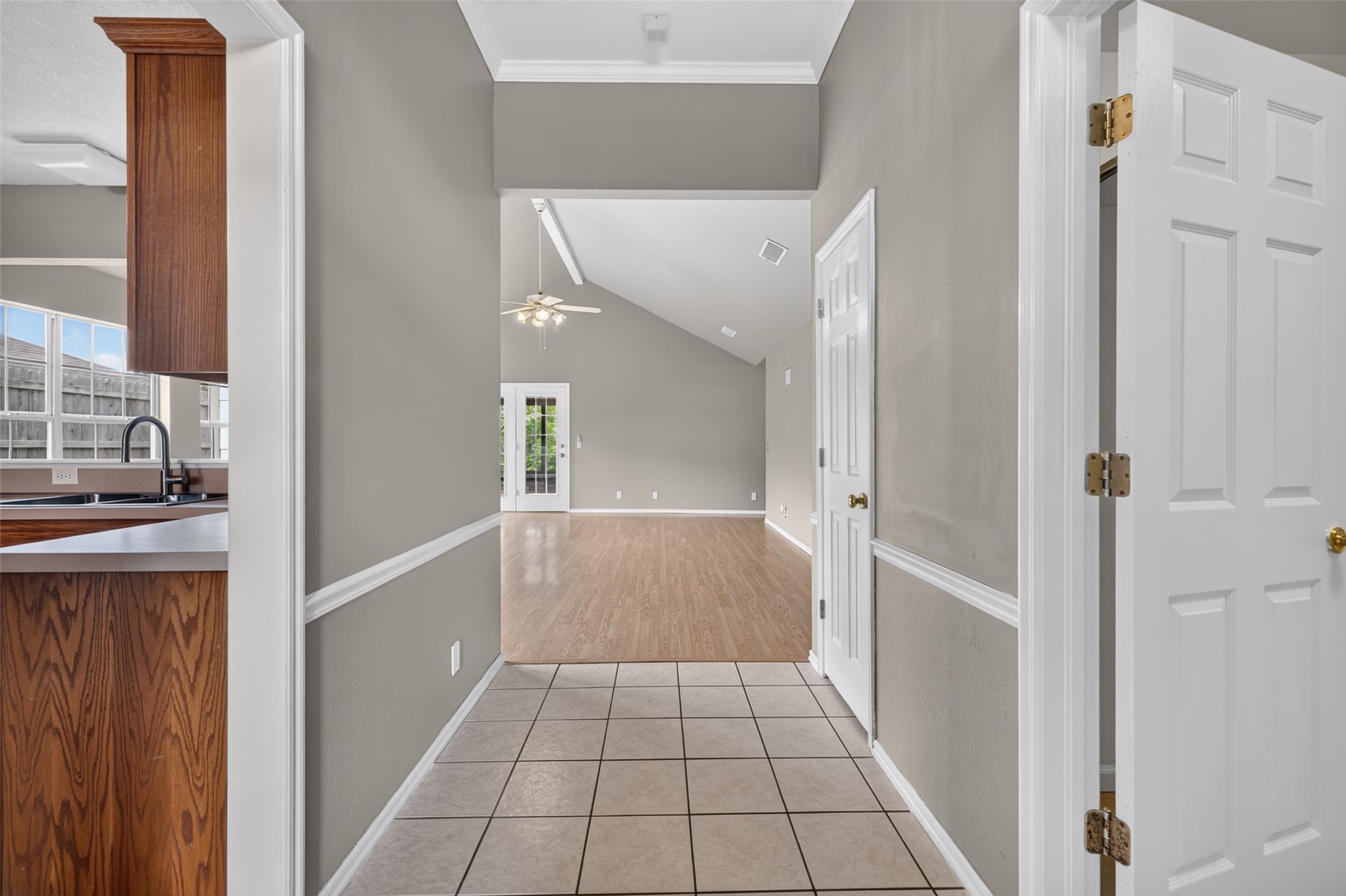 11912 S Gum Avenue Property Photo 6