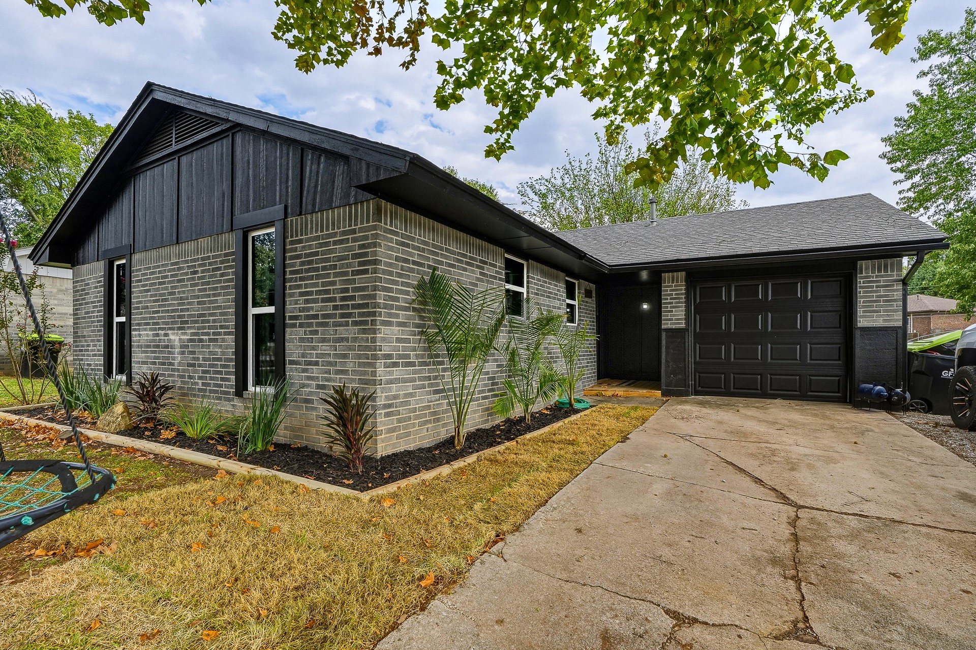 905 Charles Drive Property Photo 1