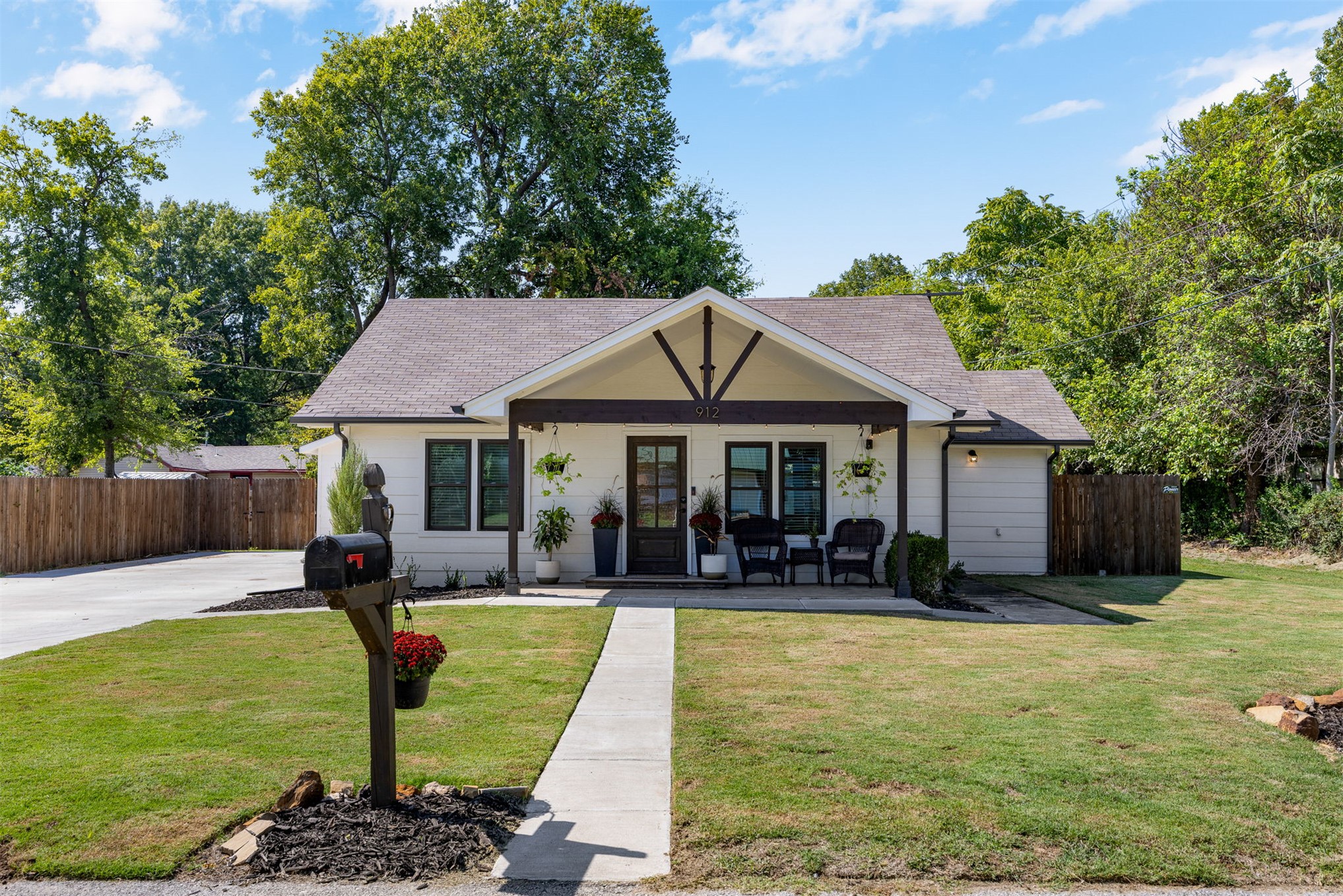 912 S Ash Avenue Property Photo 1