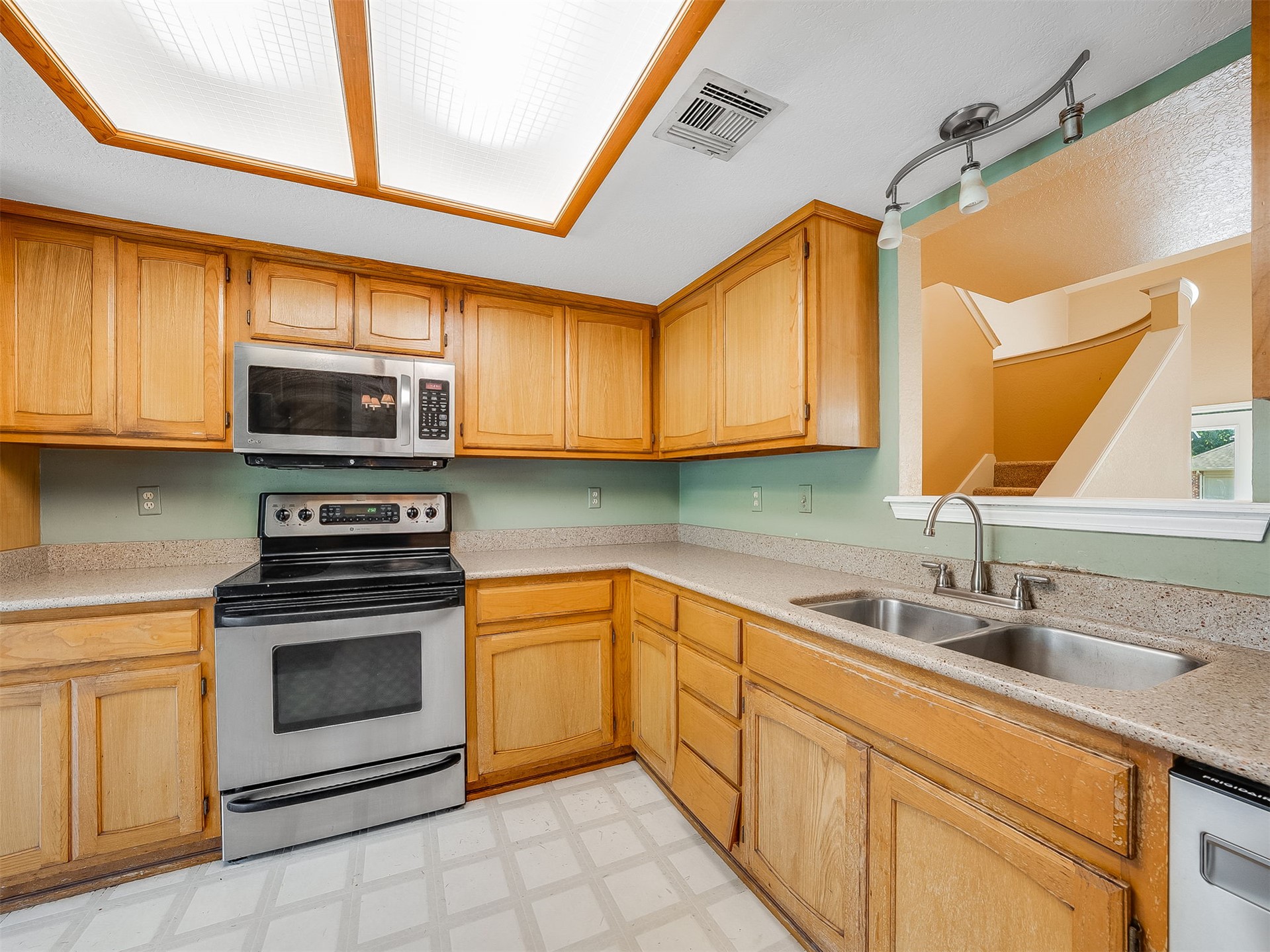 7725 S Erie Avenue Property Photo 9
