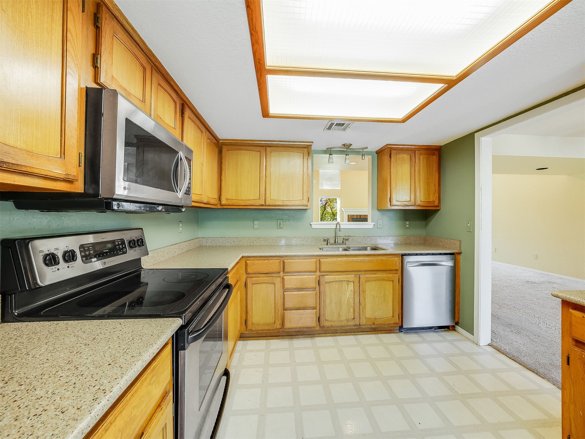 7725 S Erie Avenue Property Photo 11