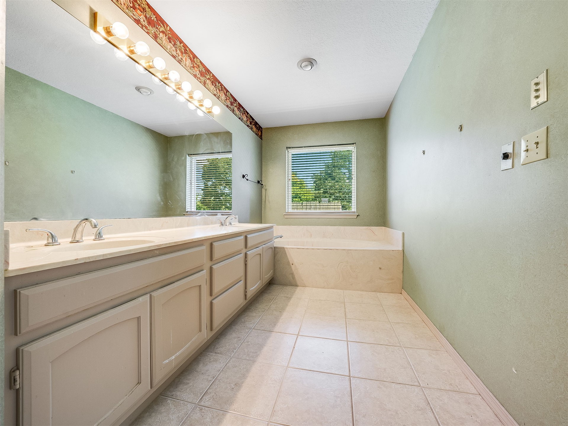 7725 S Erie Avenue Property Photo 17