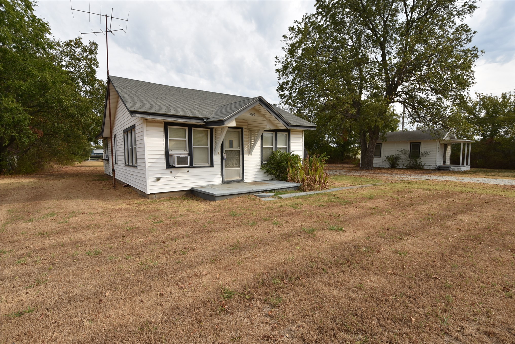 2020 N Union Avenue Property Photo 2