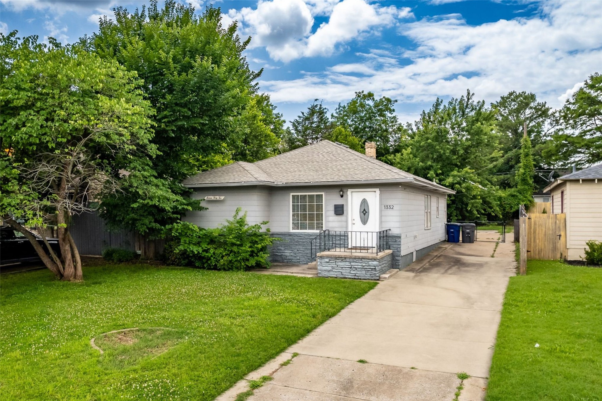 1332 S Knoxville Avenue Property Photo 1