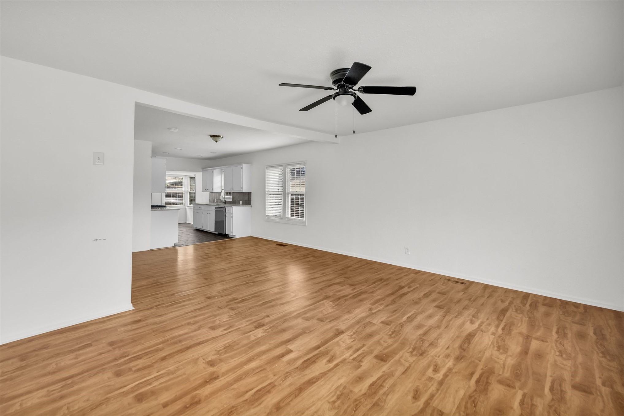 1332 S Knoxville Avenue Property Photo 3