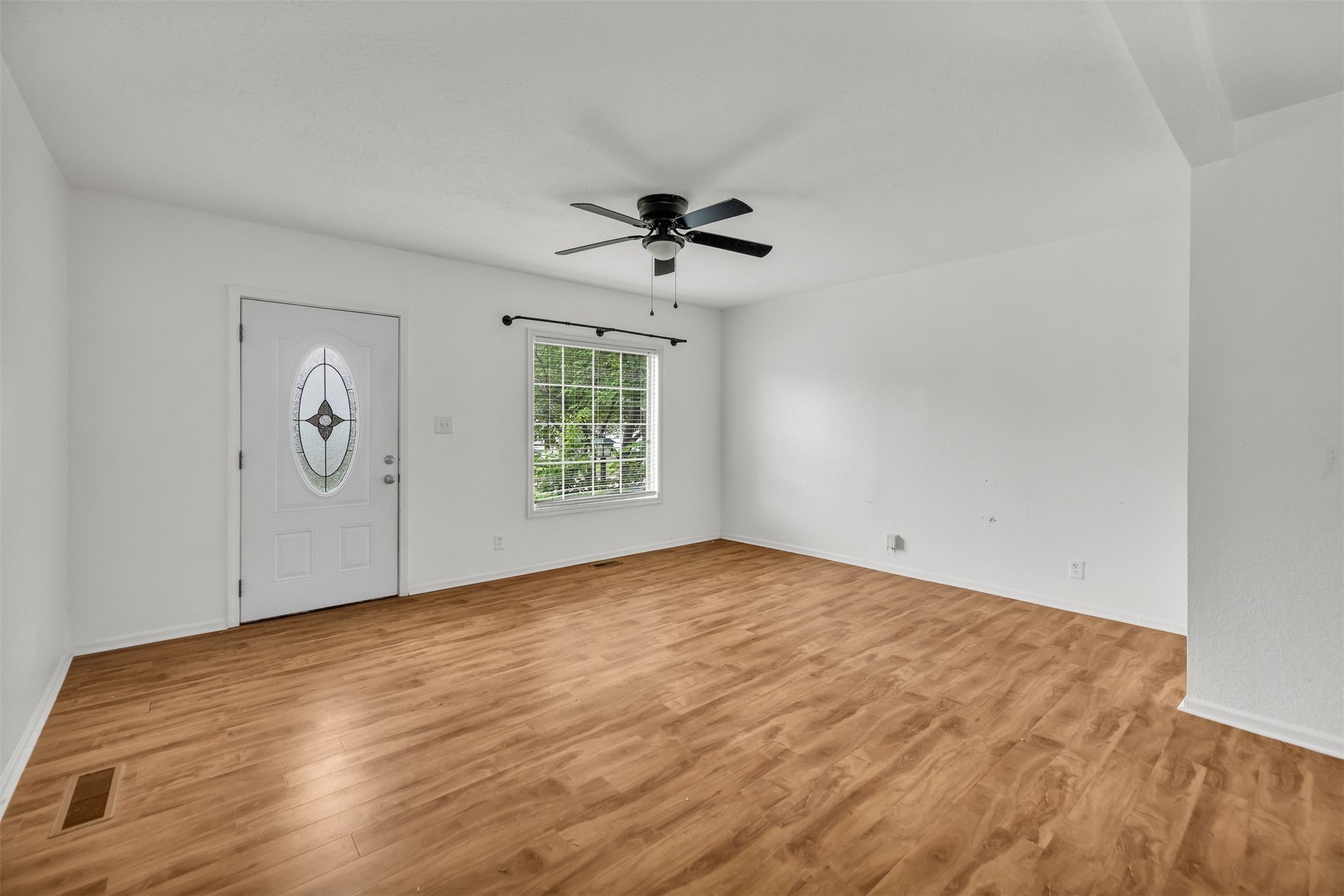 1332 S Knoxville Avenue Property Photo 4
