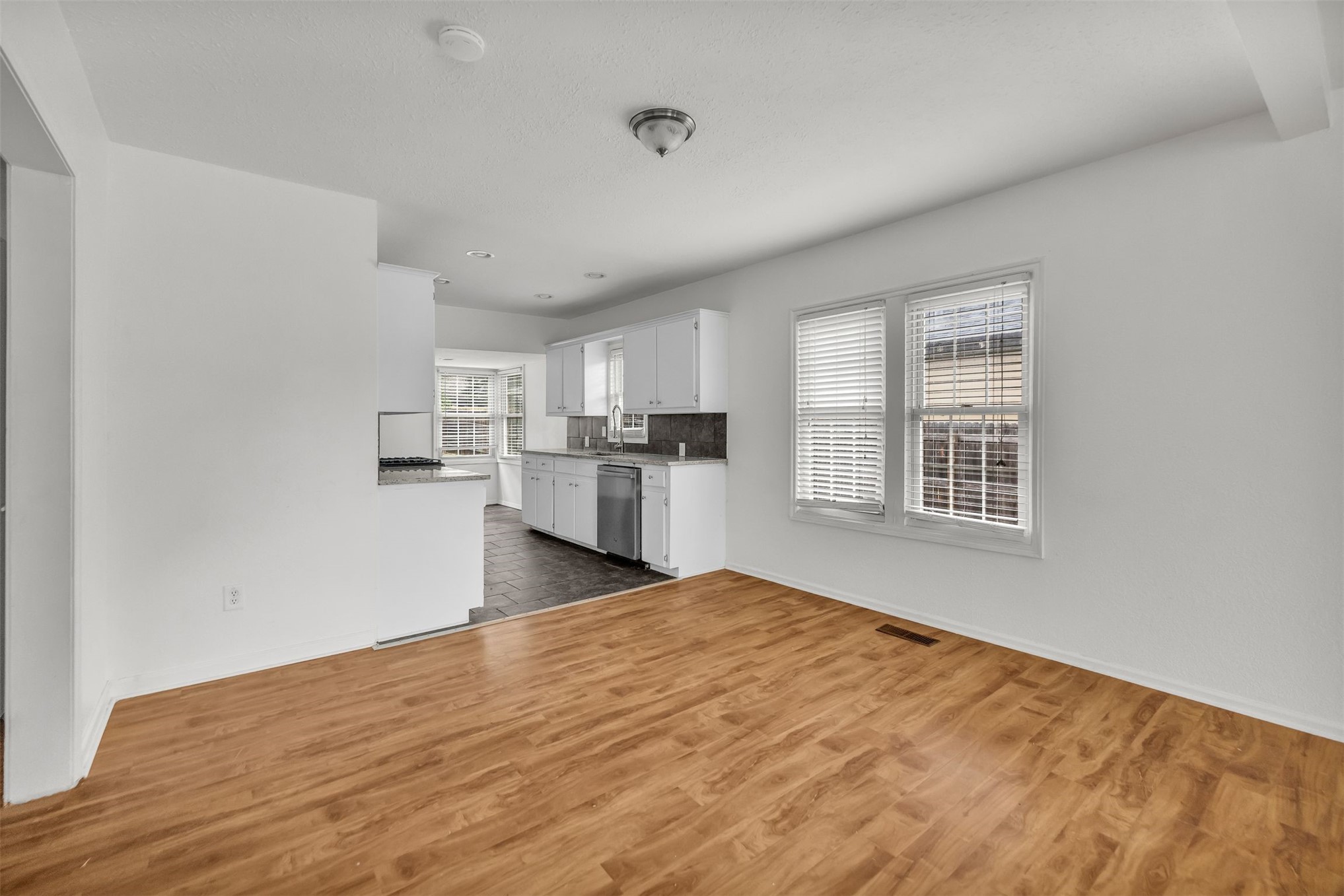 1332 S Knoxville Avenue Property Photo 5