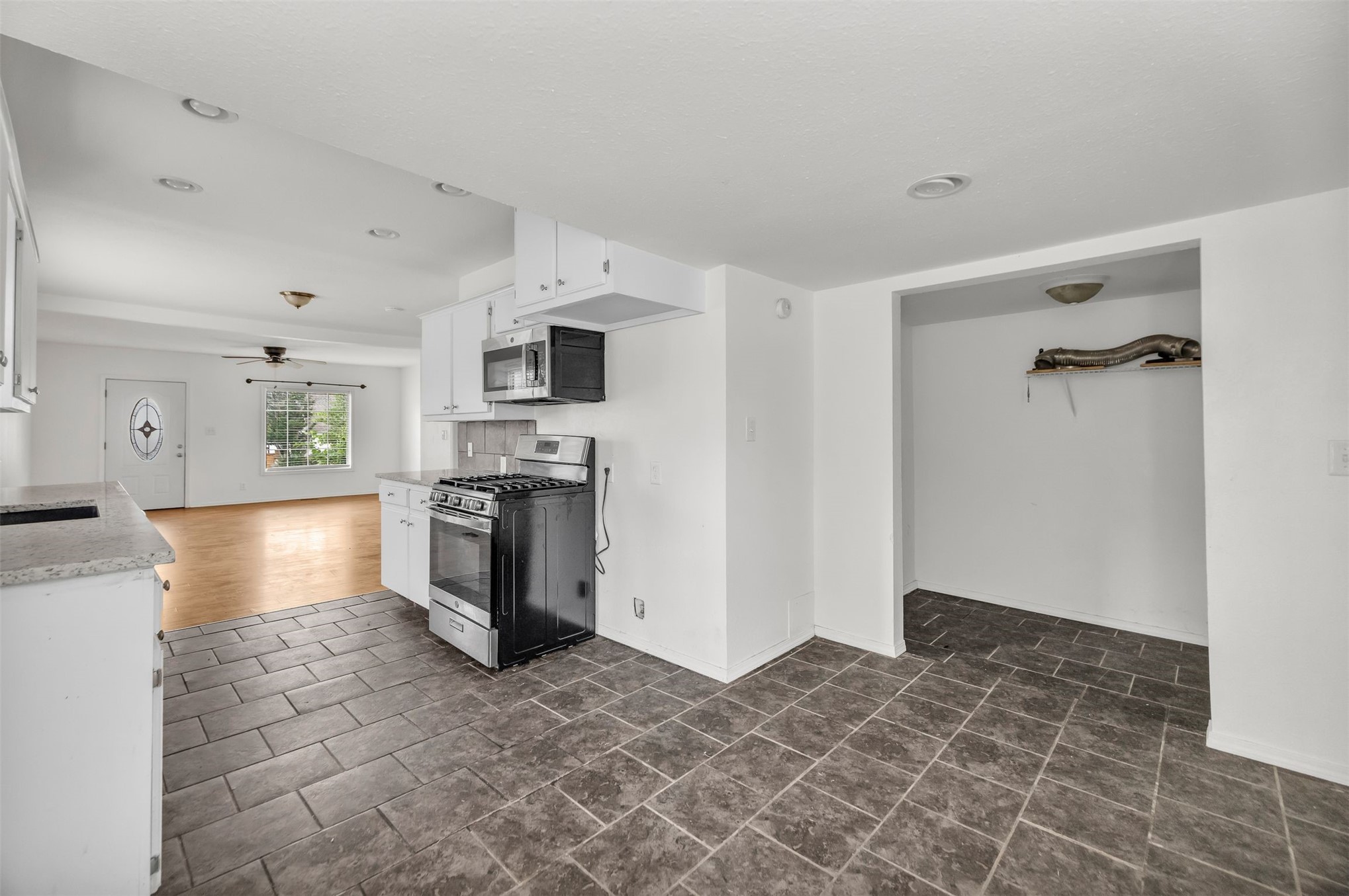 1332 S Knoxville Avenue Property Photo 8