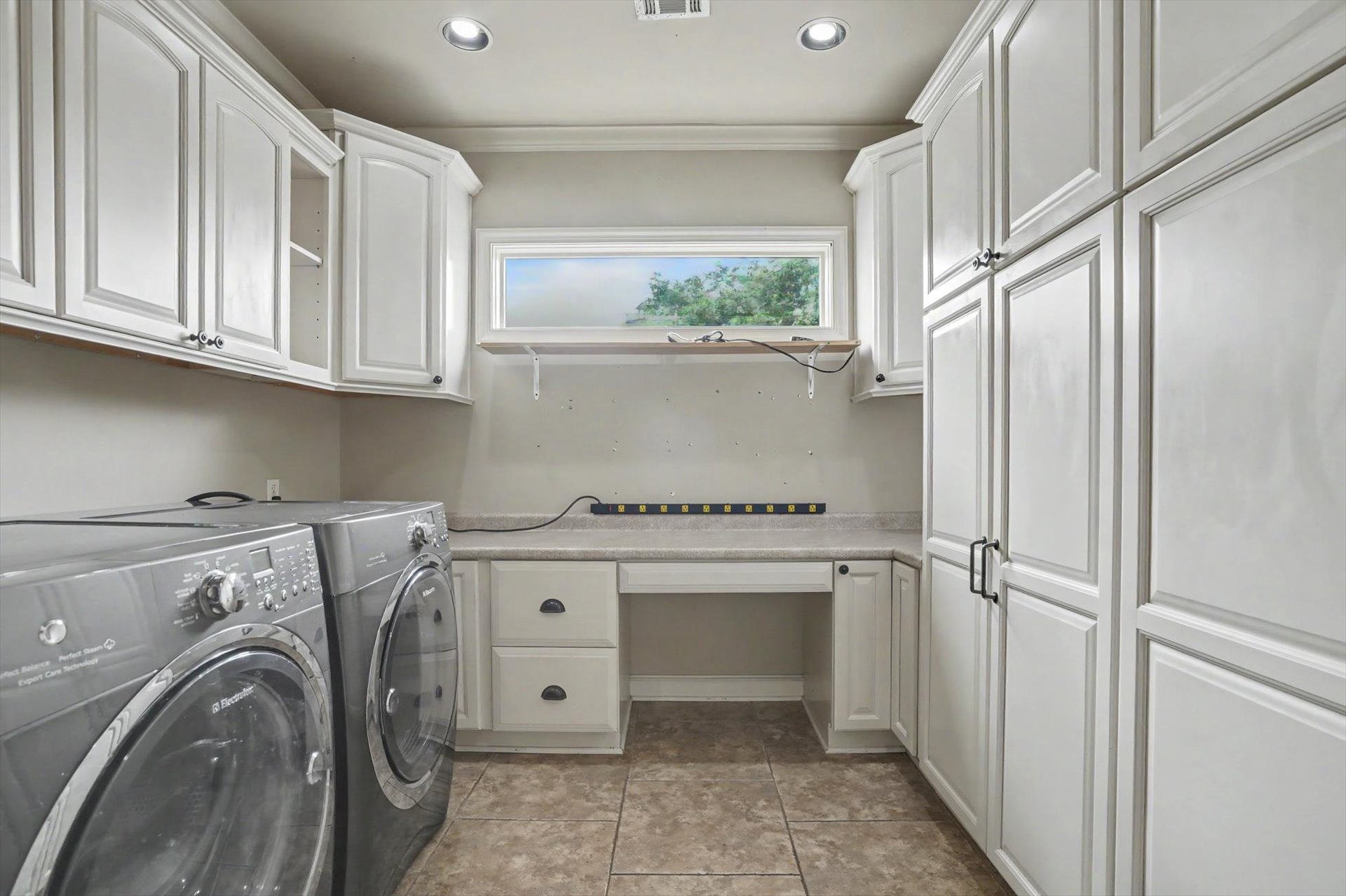 1821 Columbia Avenue Property Photo 7