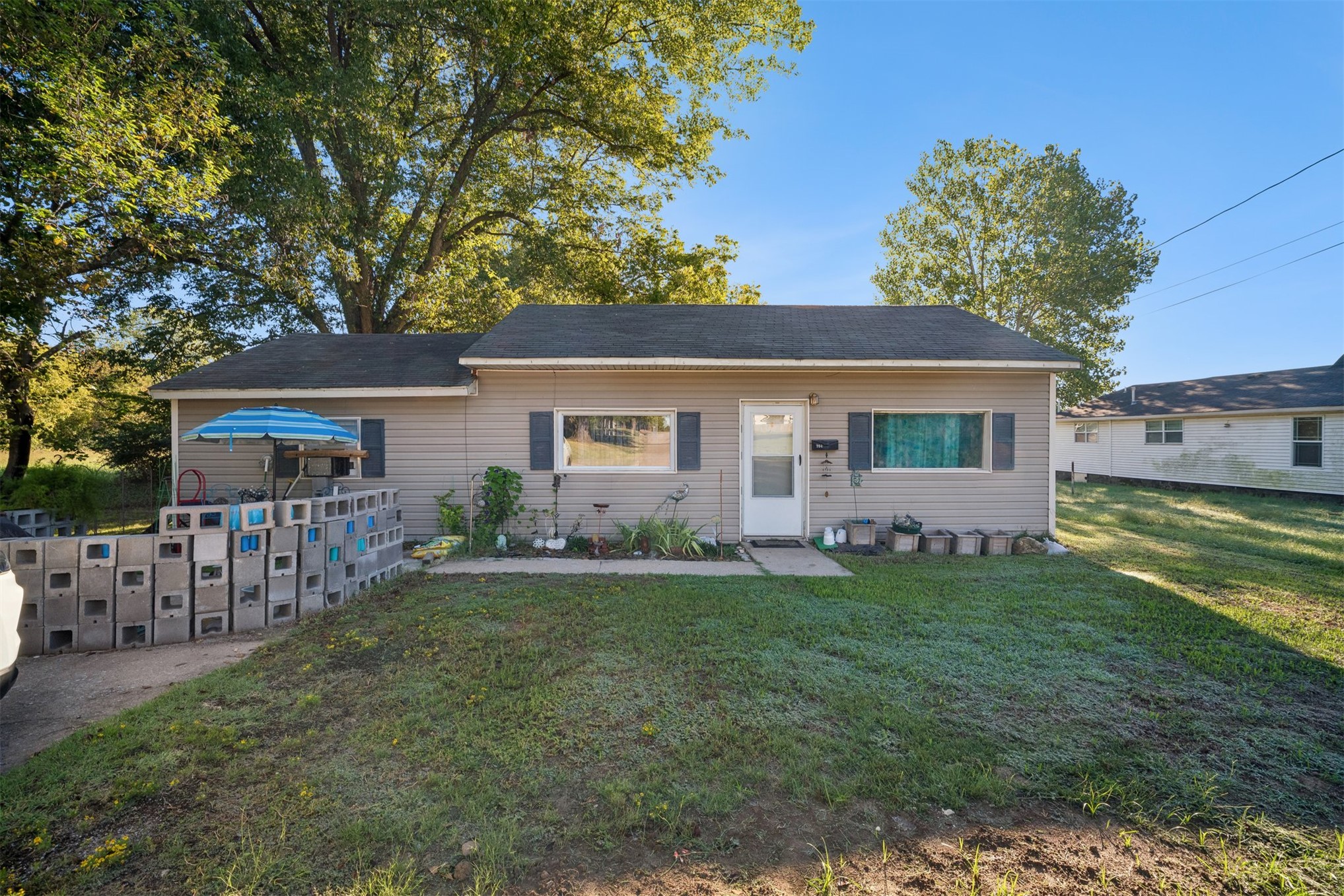 704 N Gertrude Avenue Property Photo 2