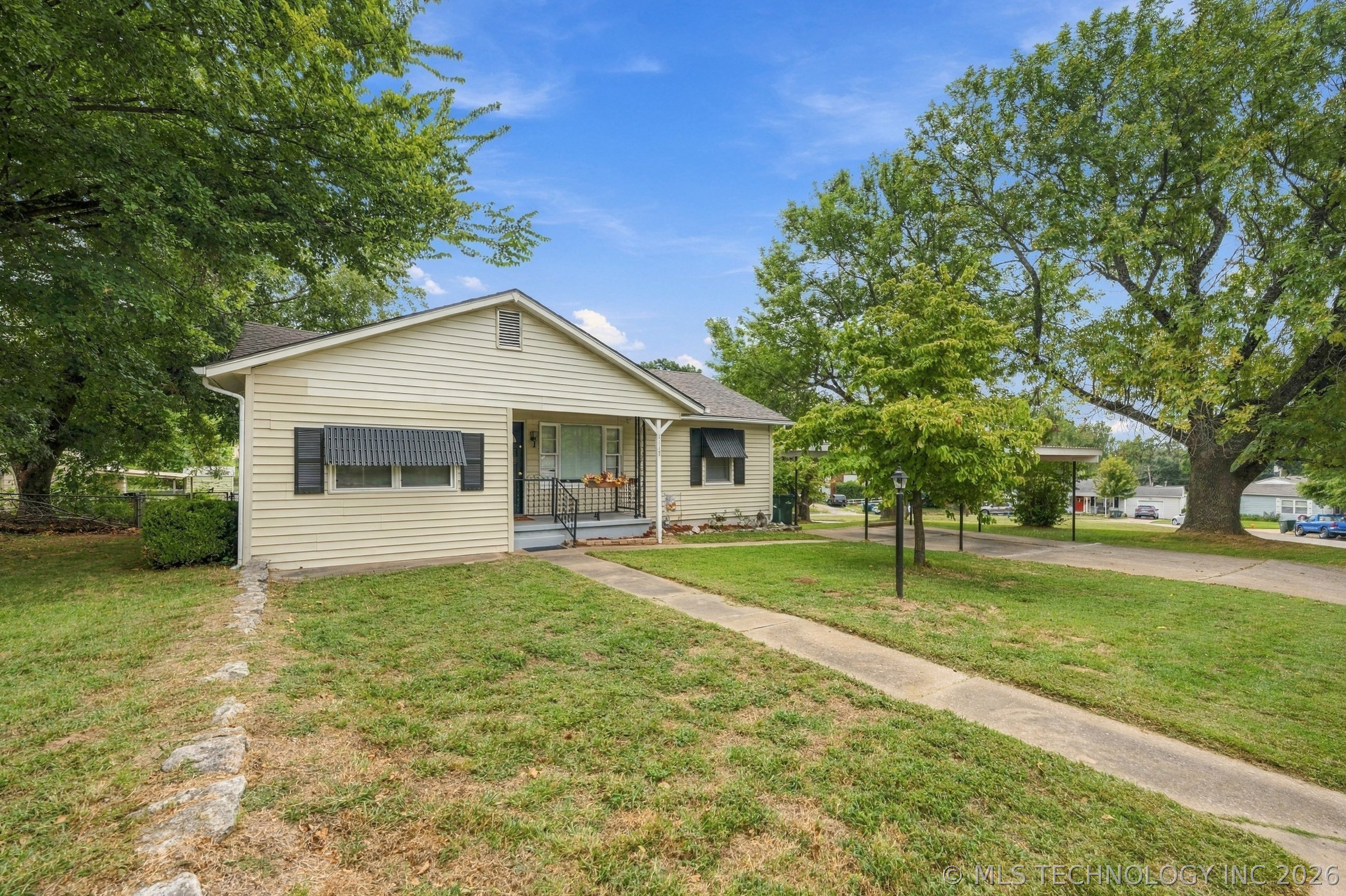1117 Pin Oak Court Property Photo 3