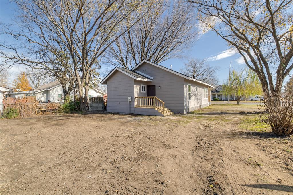 502 N Broadway Street Property Photo 4
