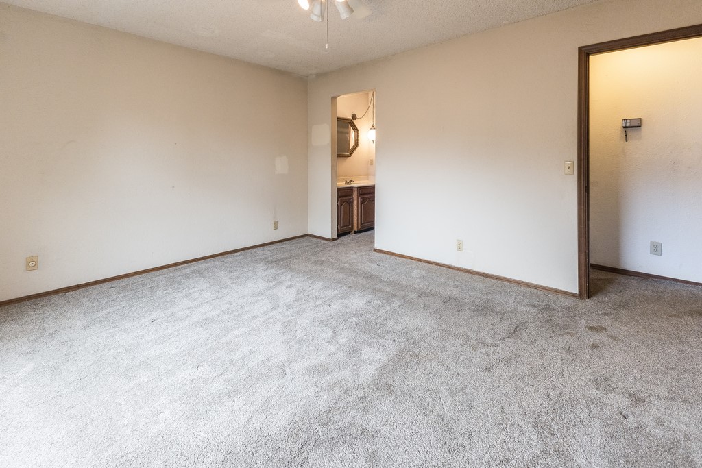6004 S Newport Avenue A6 Property Photo 7
