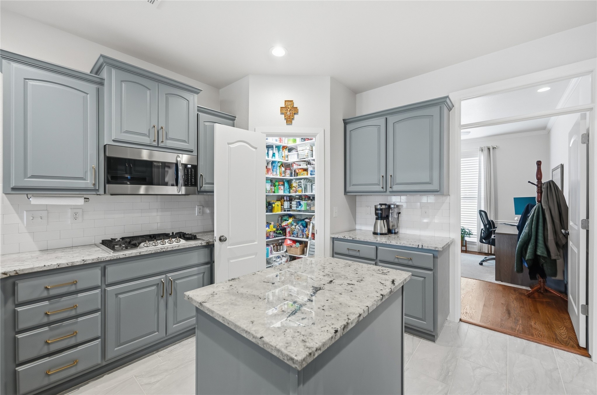 4108 S Redwood Avenue Property Photo 12