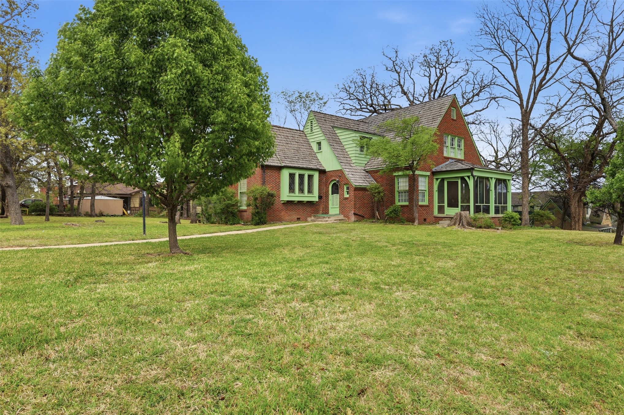 422 S Highland Property Photo 4